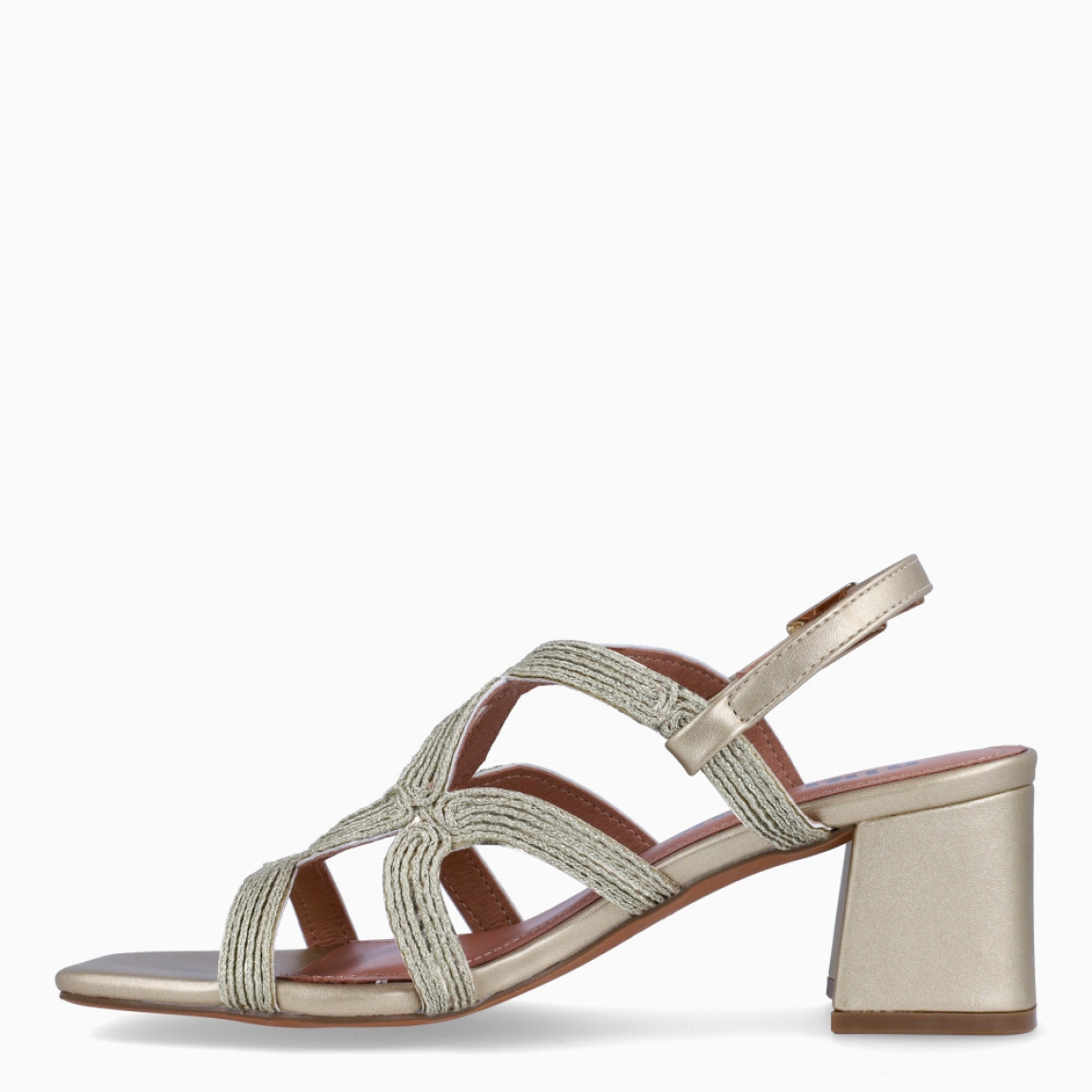 Sandalias de la marca BIBI LOU, modelo MELI. Elaboradas en piel trenzada, color oro con diseño artesanal en una versión más elegante y elevada. Interior en piel color nude y cierre con hebilla en tobillo. La punta cuadrada refuerza su estética contemporánea, mientras que el tacón en bloque de 5 cm estiliza la silueta manteniendo estabilidad y comodidad. Sandalias BIBI LOU, MELI, es un diseño versátil ideal para looks de verano, estilismos de día o conjuntos más arreglados con un toque actual. No pueden faltar en tu armario!