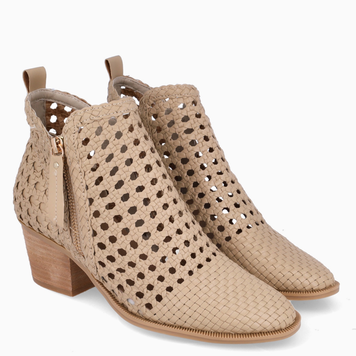 Botines de la marca Carmela, modelo ALMUDENA. Elaborados en piel trenzada dejando aberturas de color beig. Interior en piel. Cierre de botines Carmela con cremallera. Suela con tacón de 5cm de altura. Estos botines Carmela ALMUDENA son un complemento ideal de comodidad y estilo!