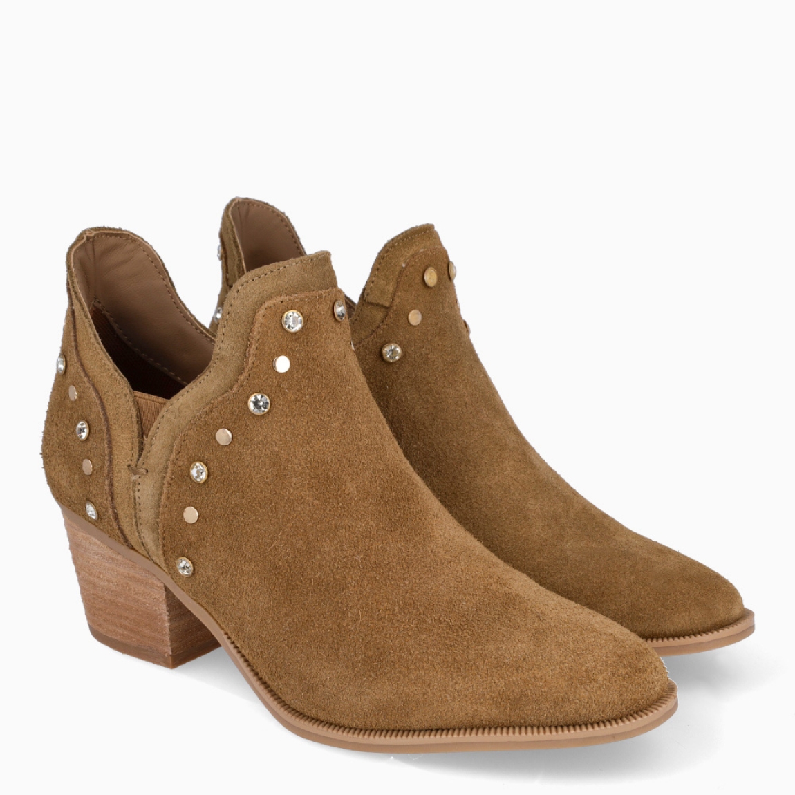 Botines de la marca Carmela, modelo DANIELA. Elaborados en ante color camel con aplicaciones de tachuelas y punta lápiz. Interior en piel color camel. Botines Carmela con cierre de elástico. Botines con tacón de 5cm de altura. Estos botines Carmela DANIELA son un complemento ideal en comodidad y estilo! Ideales para llevarlos en tu día a día esta temporada!