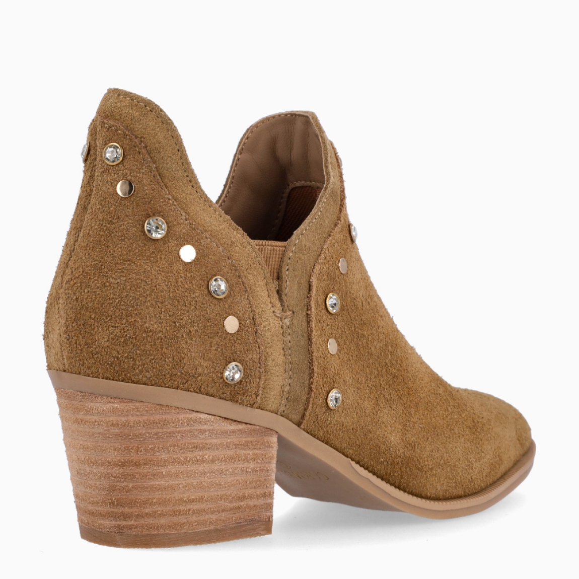 Botines de la marca Carmela, modelo DANIELA. Elaborados en ante color camel con aplicaciones de tachuelas y punta lápiz. Interior en piel color camel. Botines Carmela con cierre de elástico. Botines con tacón de 5cm de altura. Estos botines Carmela DANIELA son un complemento ideal en comodidad y estilo! Ideales para llevarlos en tu día a día esta temporada!