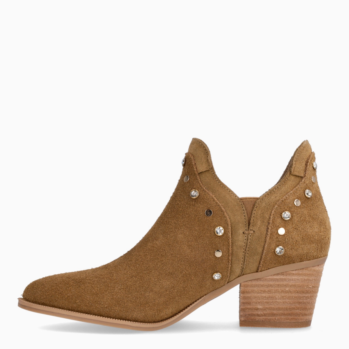 Botines de la marca Carmela, modelo DANIELA. Elaborados en ante color camel con aplicaciones de tachuelas y punta lápiz. Interior en piel color camel. Botines Carmela con cierre de elástico. Botines con tacón de 5cm de altura. Estos botines Carmela DANIELA son un complemento ideal en comodidad y estilo! Ideales para llevarlos en tu día a día esta temporada!