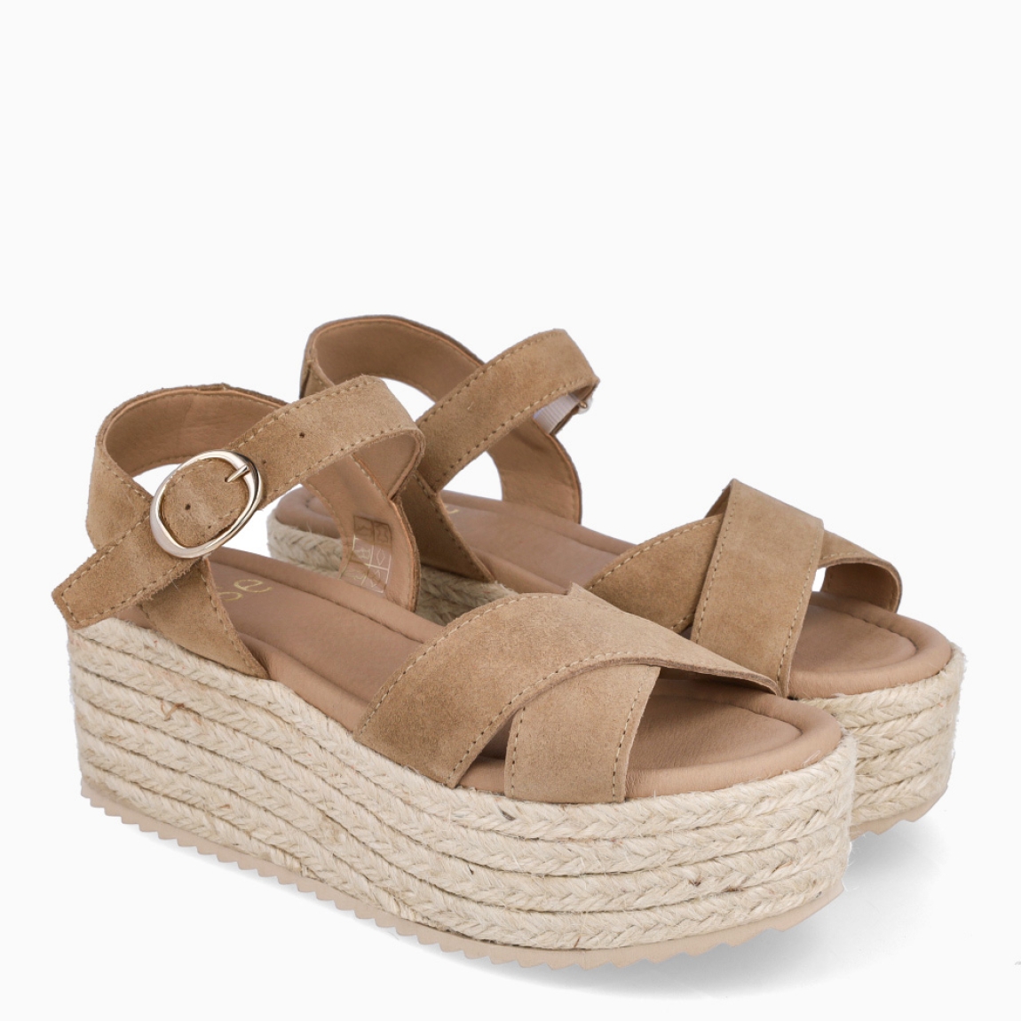 Sandalias de la marca Itse, modelo ROMEO. Elaboradas en ante color beig con tiras cruzadas en pala. Interior en piel color nude. Suela con plataforma de 6cm de altura. Estas sandalias Itse ROMEO son ideales para tu día a día!