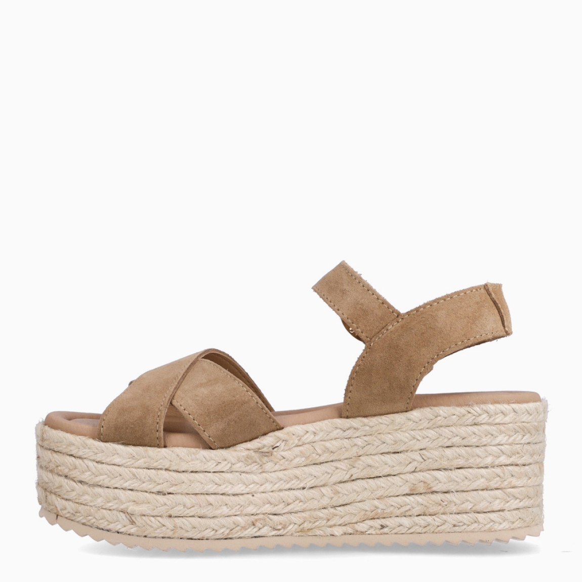 Sandalias de la marca Itse, modelo ROMEO. Elaboradas en ante color beig con tiras cruzadas en pala. Interior en piel color nude. Suela con plataforma de 6cm de altura. Estas sandalias Itse ROMEO son ideales para tu día a día!
