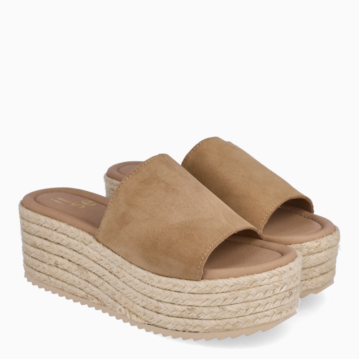 Chanclas de la marca Itse, modelo CHENAY. Elaboradas en ante color beig con tira gruesa en pala. Interior en piel color nude. Suela con plataforma de 6cm de altura. Estas chanclas Itse CHENAY son ideales para tu día a día!