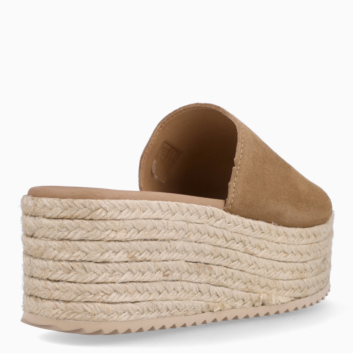 Chanclas de la marca Itse, modelo CHENAY. Elaboradas en ante color beig con tira gruesa en pala. Interior en piel color nude. Suela con plataforma de 6cm de altura. Estas chanclas Itse CHENAY son ideales para tu día a día!