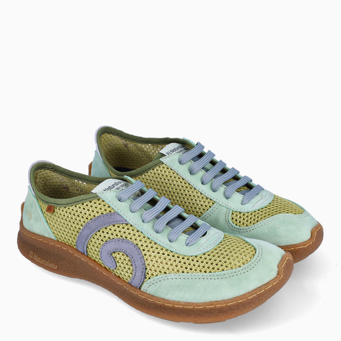 Deportivas de la marca El Naturalista, modelo OLIVER. Deportivas elaboradas en naylon color oliva con detalle de logo en parte exterior y efecto troquelado. Interior en piel. Cierre de deportivas El Naturalista con cordones y suela de goma plana. Estas deportivas El Naturalista OLIVER tiene un diseño ligero y flexible que ofrece una experiencia barefoot con cada movimiento! Ideal para tu día a día!