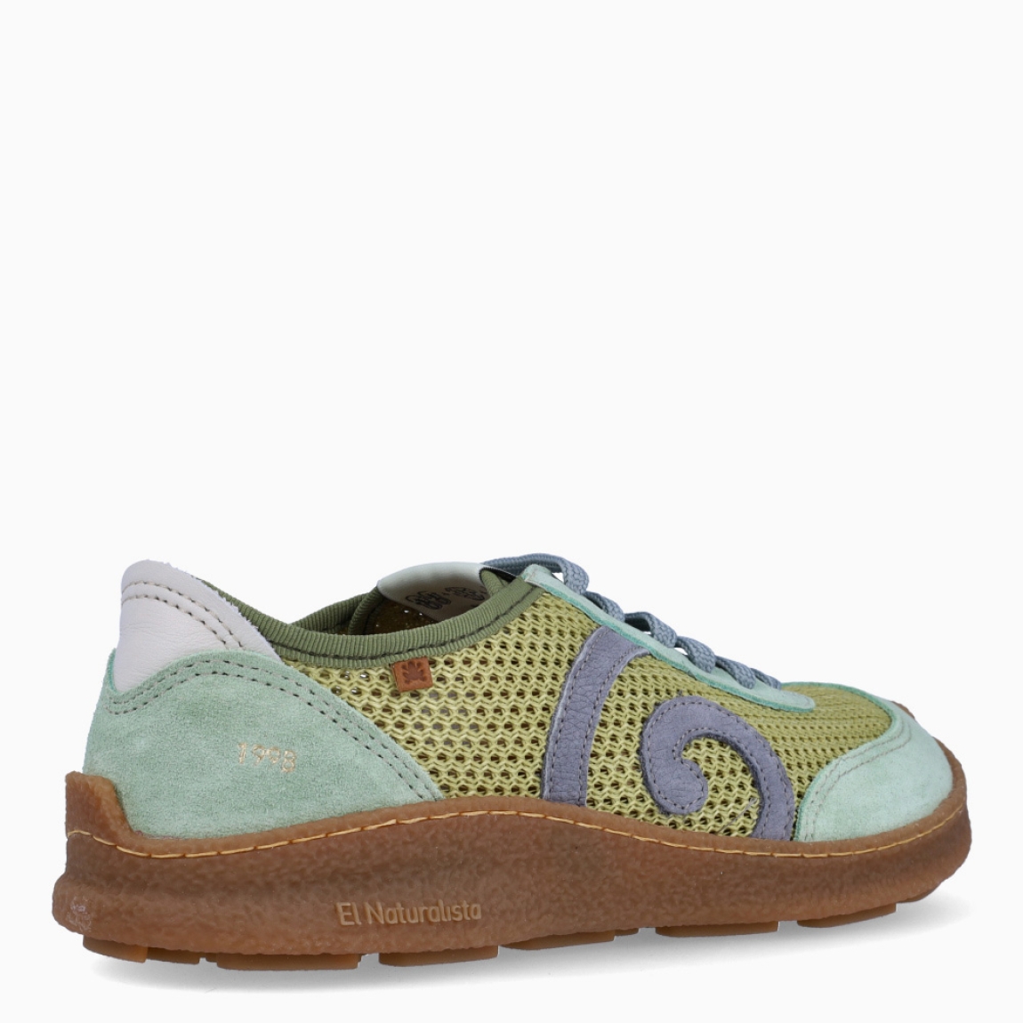 Deportivas de la marca El Naturalista, modelo OLIVER. Deportivas elaboradas en naylon color oliva con detalle de logo en parte exterior y efecto troquelado. Interior en piel. Cierre de deportivas El Naturalista con cordones y suela de goma plana. Estas deportivas El Naturalista OLIVER tiene un diseño ligero y flexible que ofrece una experiencia barefoot con cada movimiento! Ideal para tu día a día!