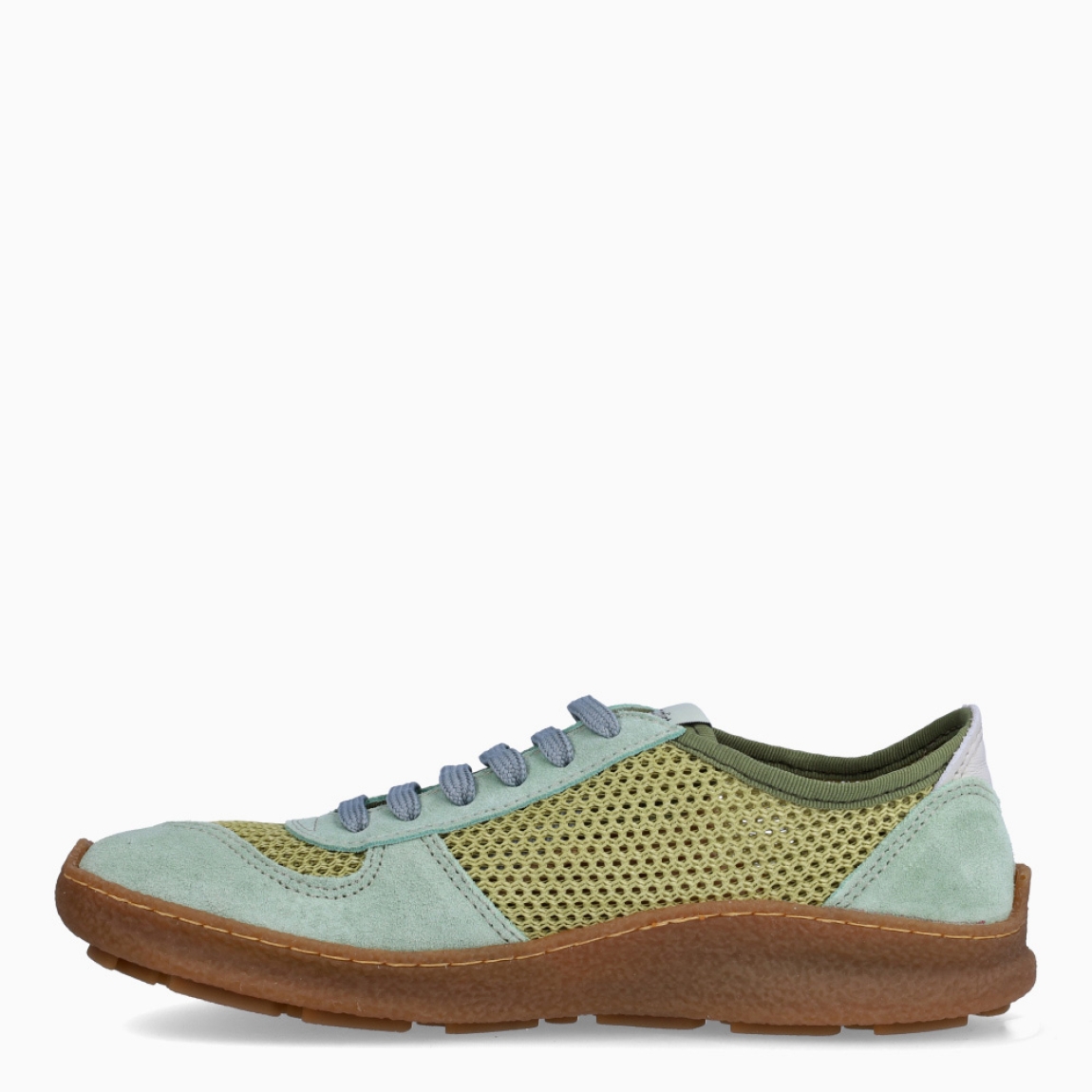 Deportivas de la marca El Naturalista, modelo OLIVER. Deportivas elaboradas en naylon color oliva con detalle de logo en parte exterior y efecto troquelado. Interior en piel. Cierre de deportivas El Naturalista con cordones y suela de goma plana. Estas deportivas El Naturalista OLIVER tiene un diseño ligero y flexible que ofrece una experiencia barefoot con cada movimiento! Ideal para tu día a día!