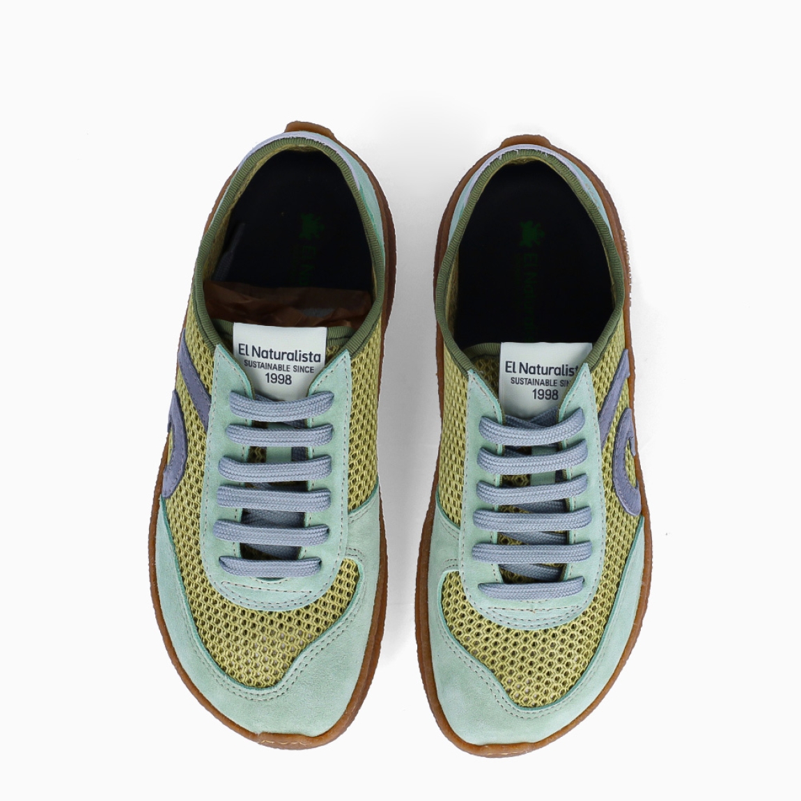 Deportivas de la marca El Naturalista, modelo OLIVER. Deportivas elaboradas en naylon color oliva con detalle de logo en parte exterior y efecto troquelado. Interior en piel. Cierre de deportivas El Naturalista con cordones y suela de goma plana. Estas deportivas El Naturalista OLIVER tiene un diseño ligero y flexible que ofrece una experiencia barefoot con cada movimiento! Ideal para tu día a día!