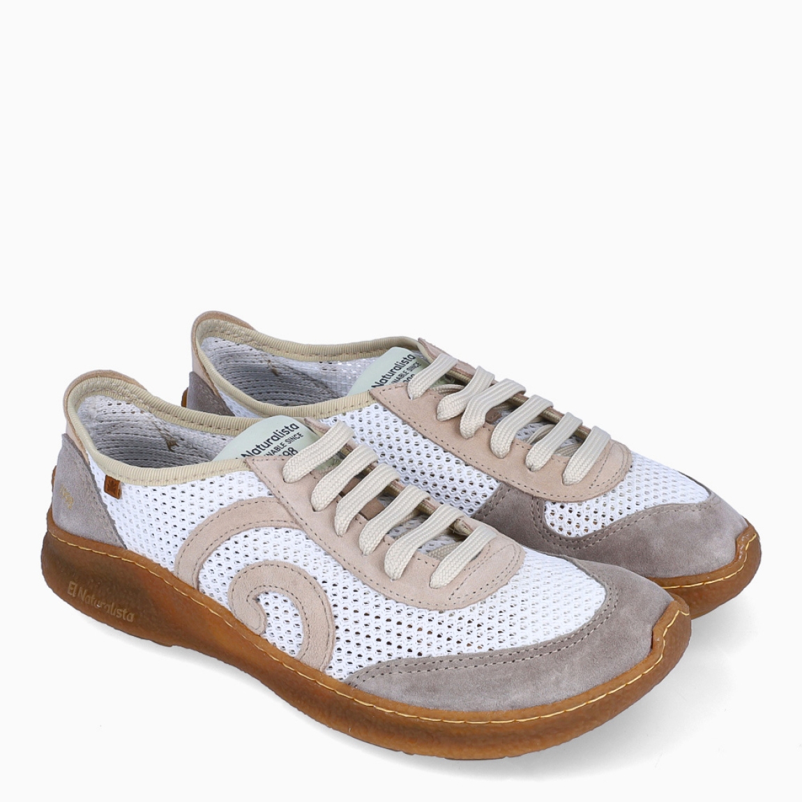 Deportivas de la marca El Naturalista, modelo OLIVER. Deportivas elaboradas en piel color blanco con detalle de logo en parte exterior y efecto troquelado. Interior en piel. Cierre de deportivas El Naturalista con cordones y suela de goma plana. Estas deportivas El Naturalista OLIVER tiene un diseño ligero y flexible que ofrece una experiencia barefoot con cada movimiento! Ideal para tu día a día!