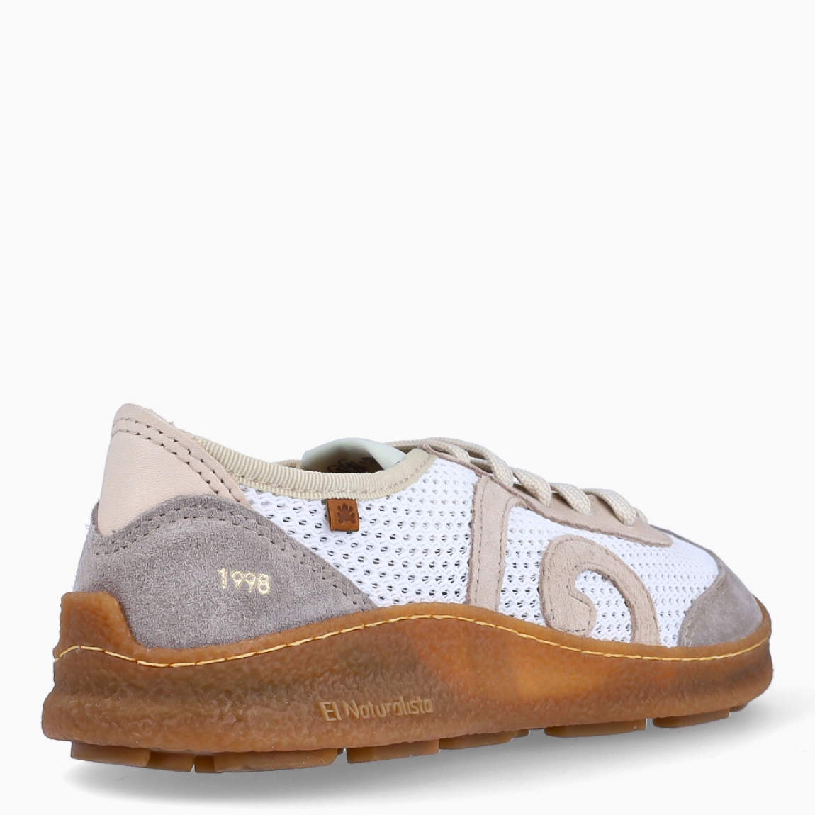 Deportivas de la marca El Naturalista, modelo OLIVER. Deportivas elaboradas en piel color blanco con detalle de logo en parte exterior y efecto troquelado. Interior en piel. Cierre de deportivas El Naturalista con cordones y suela de goma plana. Estas deportivas El Naturalista OLIVER tiene un diseño ligero y flexible que ofrece una experiencia barefoot con cada movimiento! Ideal para tu día a día!