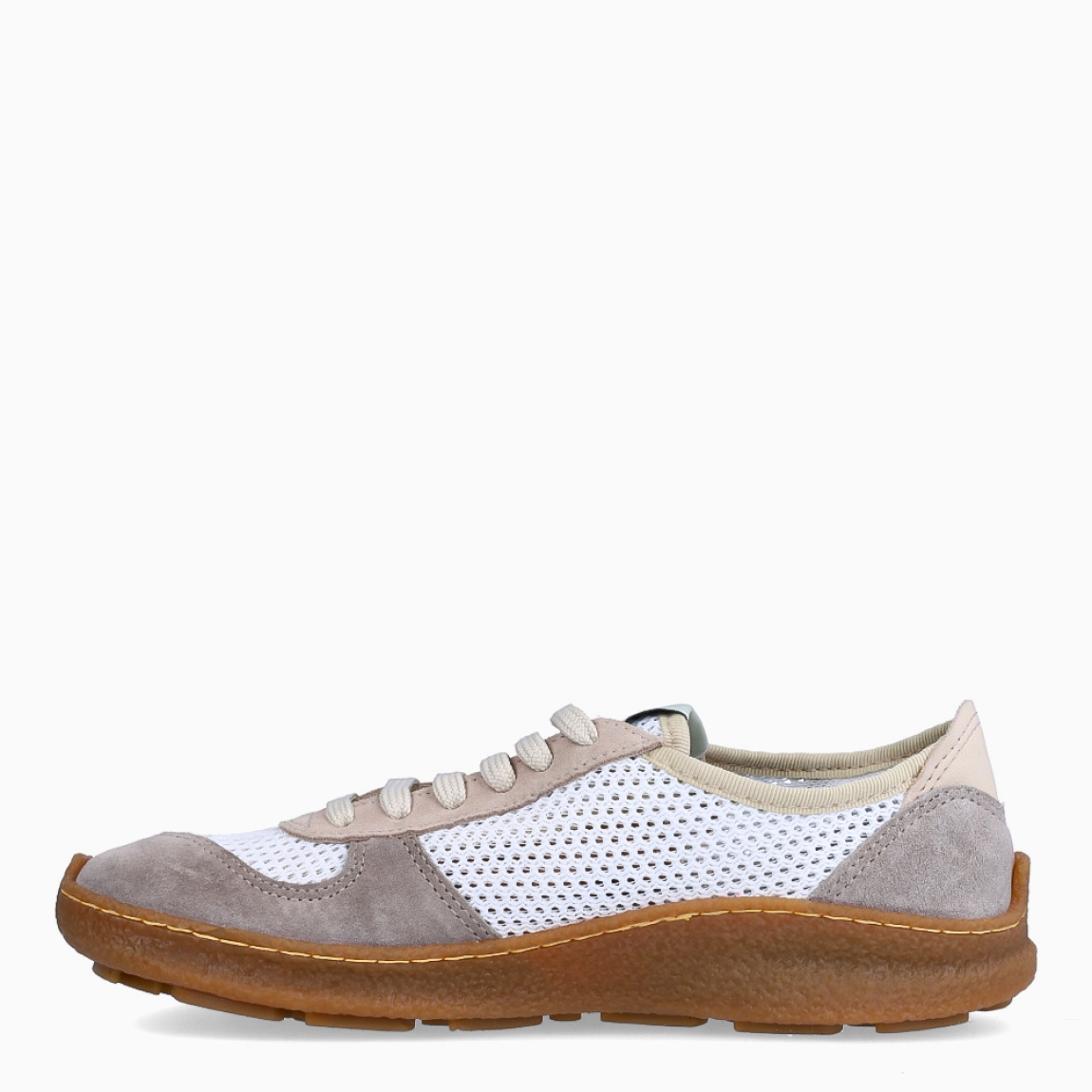 Deportivas de la marca El Naturalista, modelo OLIVER. Deportivas elaboradas en piel color blanco con detalle de logo en parte exterior y efecto troquelado. Interior en piel. Cierre de deportivas El Naturalista con cordones y suela de goma plana. Estas deportivas El Naturalista OLIVER tiene un diseño ligero y flexible que ofrece una experiencia barefoot con cada movimiento! Ideal para tu día a día!