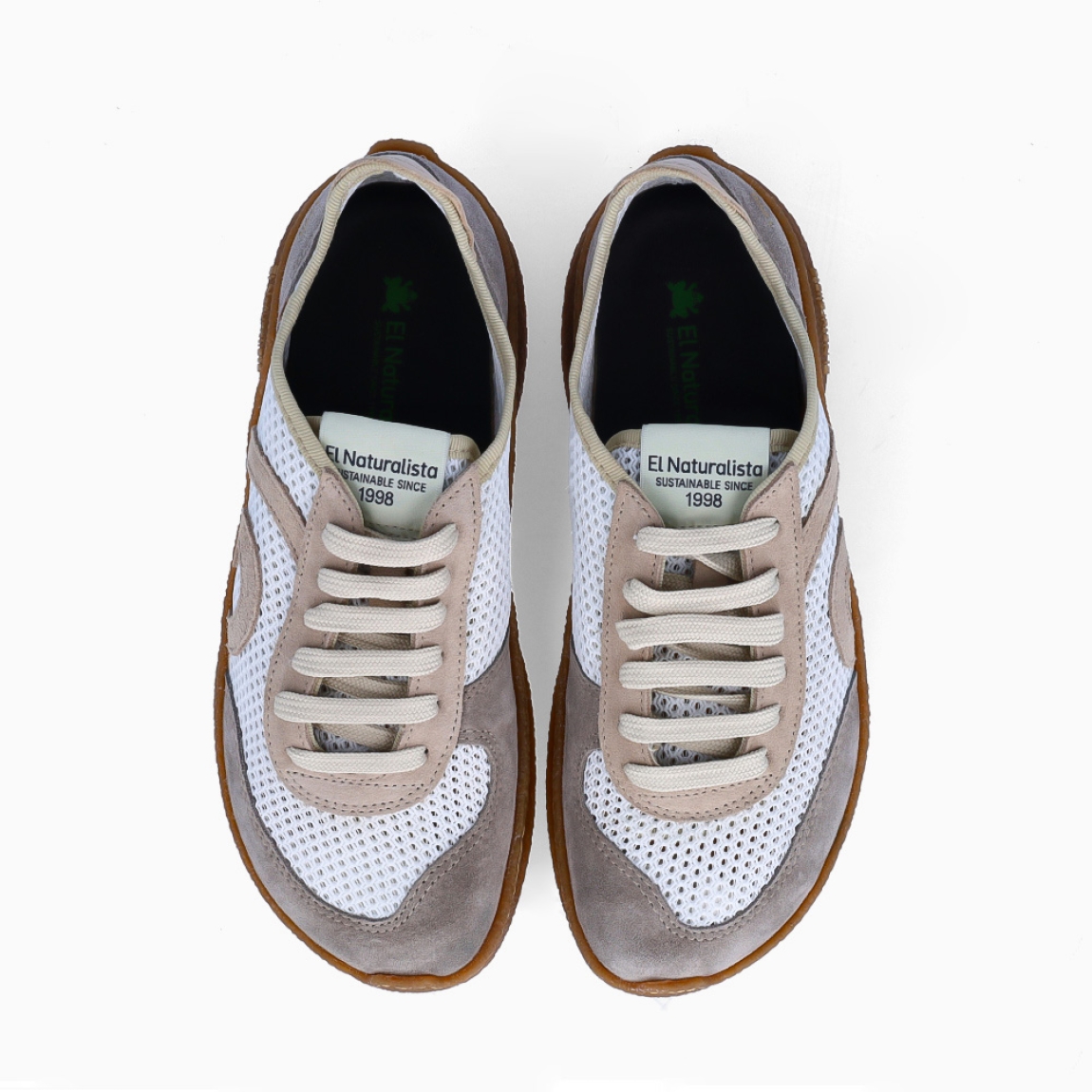 Deportivas de la marca El Naturalista, modelo OLIVER. Deportivas elaboradas en piel color blanco con detalle de logo en parte exterior y efecto troquelado. Interior en piel. Cierre de deportivas El Naturalista con cordones y suela de goma plana. Estas deportivas El Naturalista OLIVER tiene un diseño ligero y flexible que ofrece una experiencia barefoot con cada movimiento! Ideal para tu día a día!
