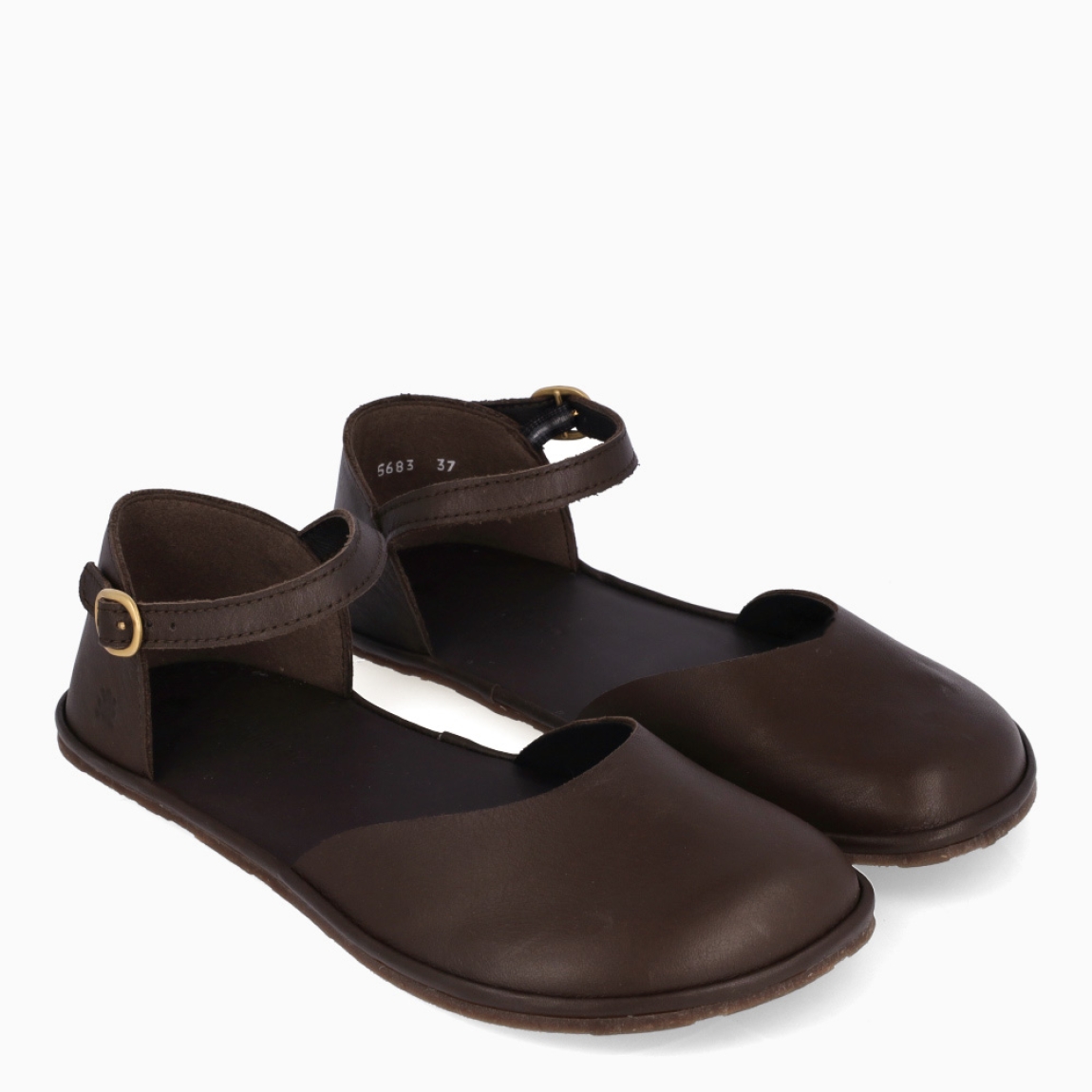 Merceditas de la marca El Naturalista, modelo MALÚ. Elaboradas en piel color marrón con punat redonda. Merceditas frailera con cierre de hebilla en tobillo. Merceditas El Naturalista MALÚ brina una experiencia barefoot con un diseño básico y duradero. No te puede faltar en el armario esta temporada!