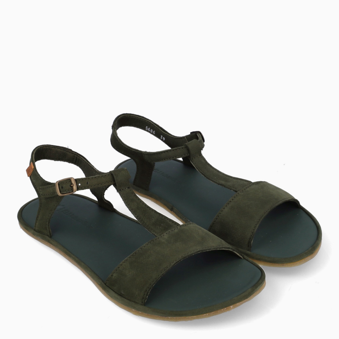 Sandalias de la marca El Naturalista, modelo SULIVAN. Elaboradas en nobuc color kaki con tira central en pala. Interior en piel color kaki. Cierre con hebilla en tobillo y suela de goma plana. Sandalias El Naturalista SULIVAN brinda una experiencia barefoot con un diseño básico y duradero. No te puede faltar en el armario esta temporada!