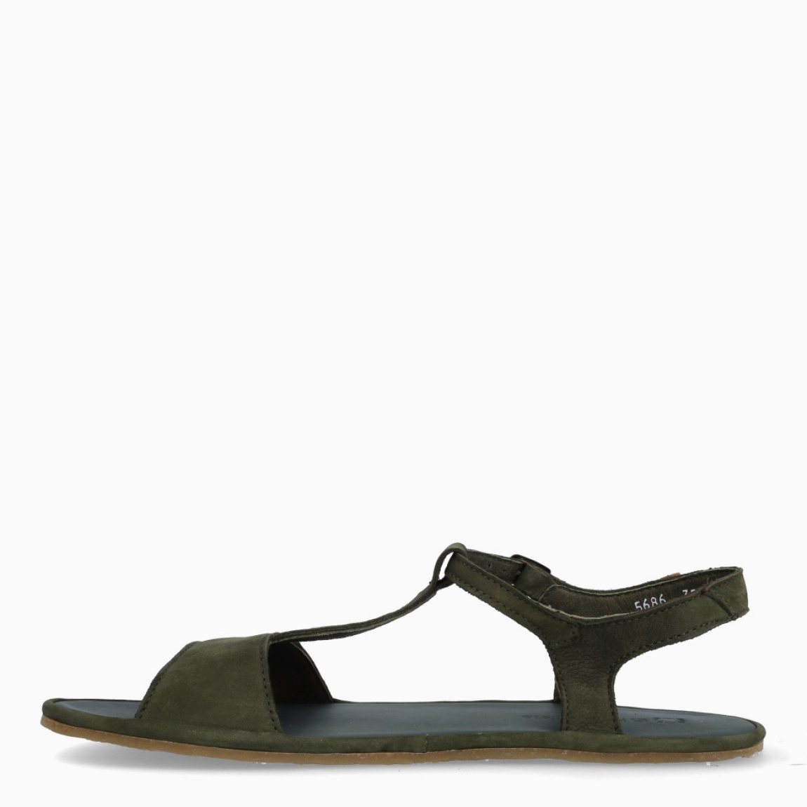 Sandalias de la marca El Naturalista, modelo SULIVAN. Elaboradas en nobuc color kaki con tira central en pala. Interior en piel color kaki. Cierre con hebilla en tobillo y suela de goma plana. Sandalias El Naturalista SULIVAN brinda una experiencia barefoot con un diseño básico y duradero. No te puede faltar en el armario esta temporada!