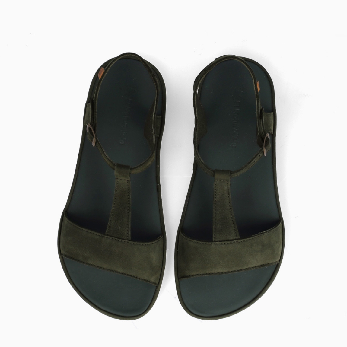 Sandalias de la marca El Naturalista, modelo SULIVAN. Elaboradas en nobuc color kaki con tira central en pala. Interior en piel color kaki. Cierre con hebilla en tobillo y suela de goma plana. Sandalias El Naturalista SULIVAN brinda una experiencia barefoot con un diseño básico y duradero. No te puede faltar en el armario esta temporada!