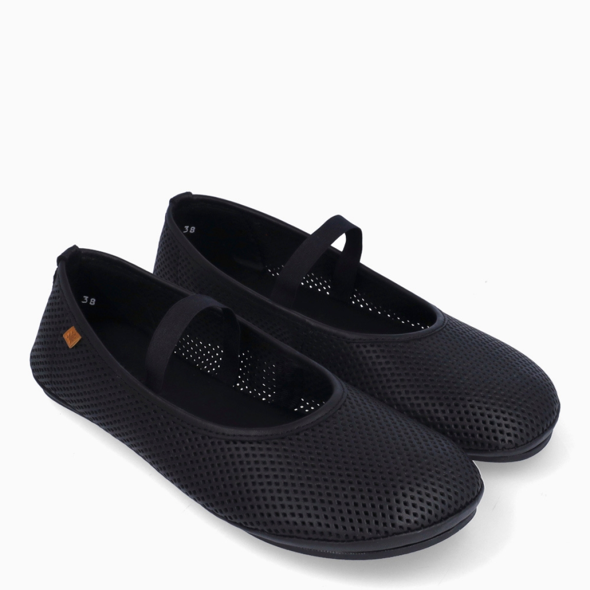 Merceditas de la marca El Naturalista, modelo SHONDA. Elaboradas en piel color negro troquelado con punta redonda. Merceditas frailera con cierre en elástico en pala. Merceditas El Naturalista SHONDA brinda una experiencia barefoot con un diseño básico y duradero. No te puede faltar en el armario esta temporada!
