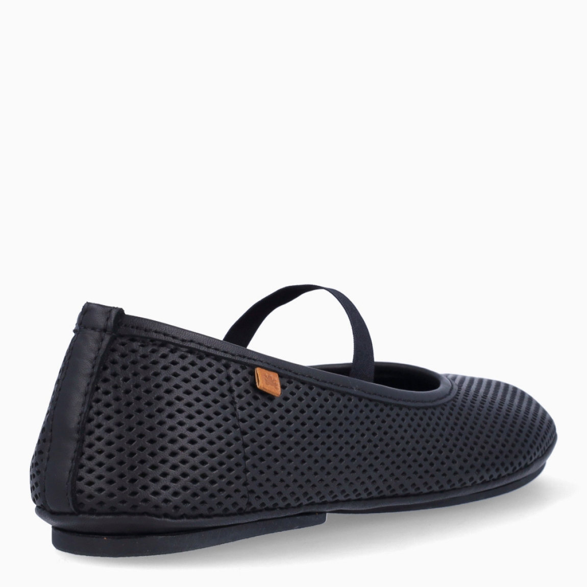 Merceditas de la marca El Naturalista, modelo SHONDA. Elaboradas en piel color negro troquelado con punta redonda. Merceditas frailera con cierre en elástico en pala. Merceditas El Naturalista SHONDA brinda una experiencia barefoot con un diseño básico y duradero. No te puede faltar en el armario esta temporada!