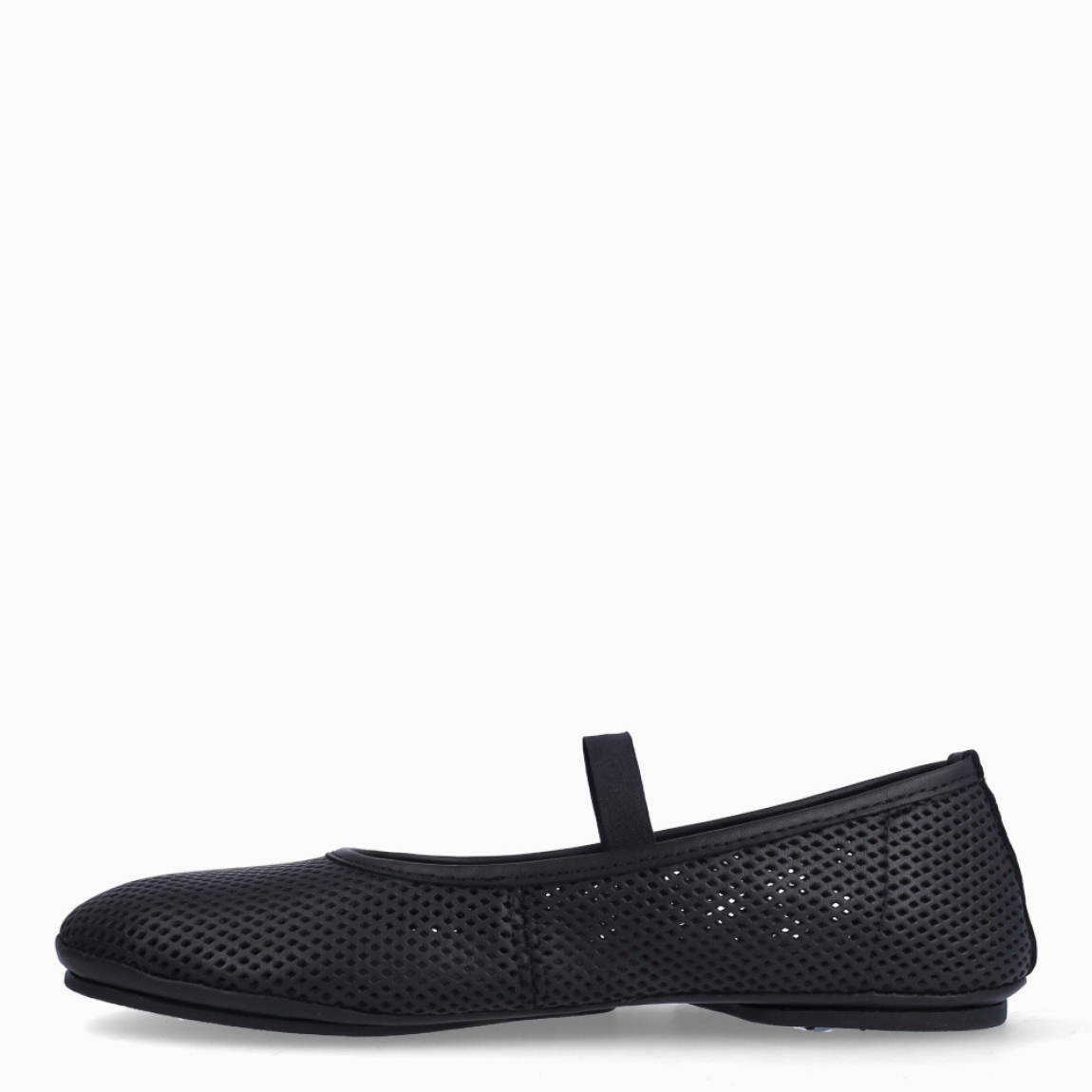 Merceditas de la marca El Naturalista, modelo SHONDA. Elaboradas en piel color negro troquelado con punta redonda. Merceditas frailera con cierre en elástico en pala. Merceditas El Naturalista SHONDA brinda una experiencia barefoot con un diseño básico y duradero. No te puede faltar en el armario esta temporada!