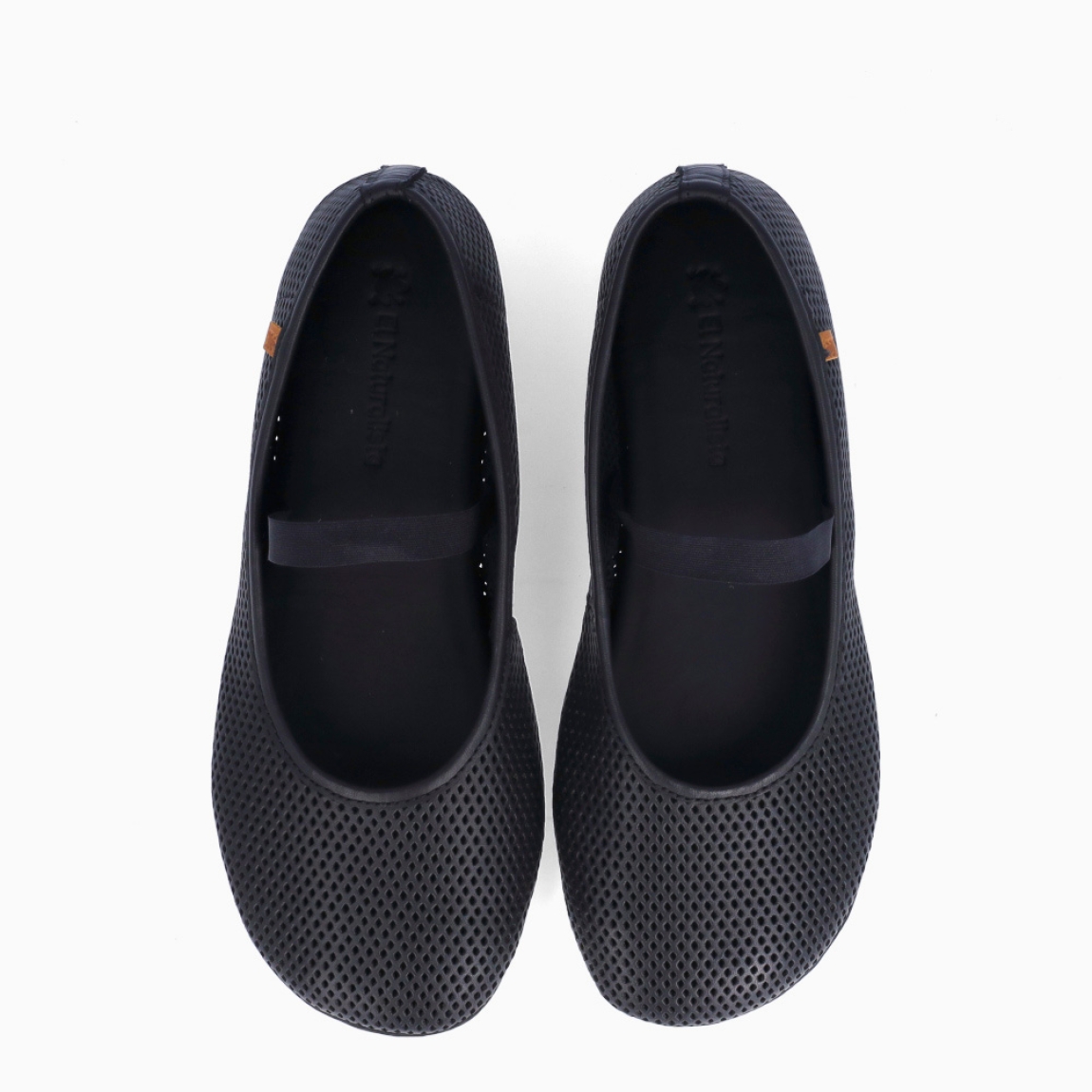 Merceditas de la marca El Naturalista, modelo SHONDA. Elaboradas en piel color negro troquelado con punta redonda. Merceditas frailera con cierre en elástico en pala. Merceditas El Naturalista SHONDA brinda una experiencia barefoot con un diseño básico y duradero. No te puede faltar en el armario esta temporada!
