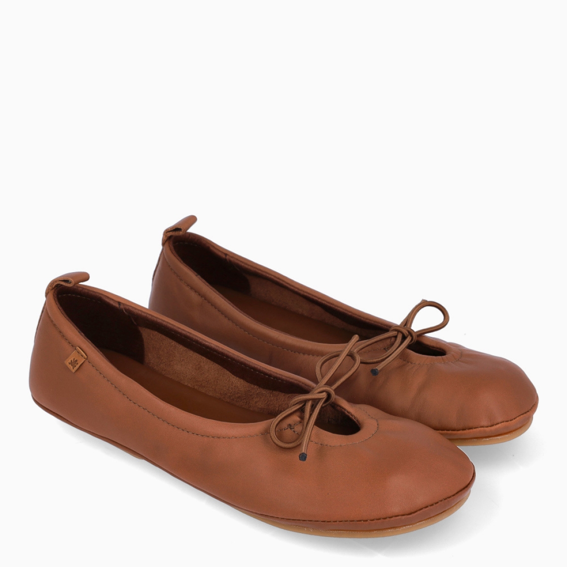 Sabrinas de la marca El Naturalista, modelo PAOLA. Elaboradas en piel color cuero con abertura en la pala y cordones en lazo. Interior en piel color cuero con plantilla acolchada para máxima comodidad. Suela plana de goma. Estas sabrinas El Naturalista PAOLA son un complemento ideal, que brinda una experiencia barefoot con un diseño básico y duradero. No te puede faltar en el armario esta temporada!