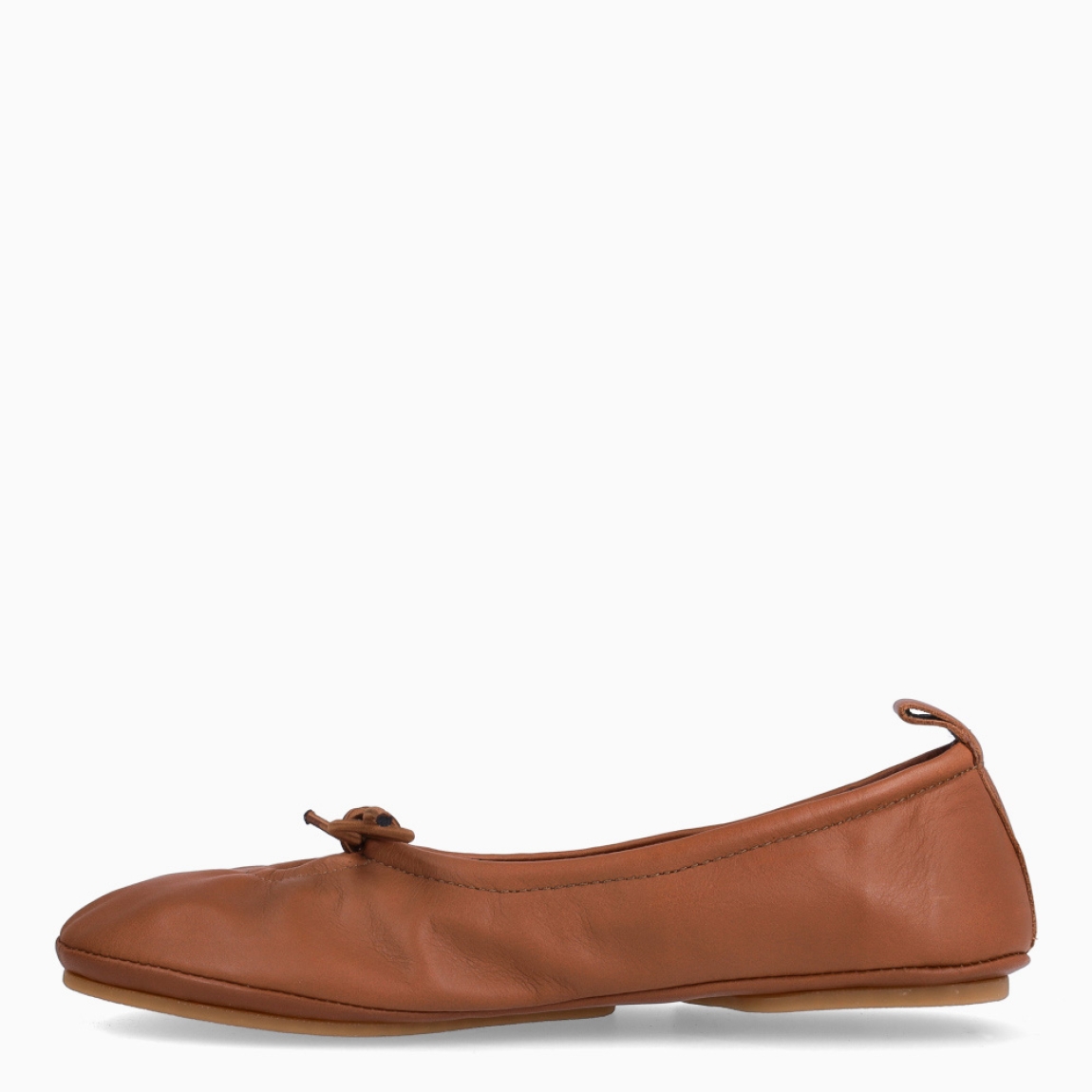 Sabrinas de la marca El Naturalista, modelo PAOLA. Elaboradas en piel color cuero con abertura en la pala y cordones en lazo. Interior en piel color cuero con plantilla acolchada para máxima comodidad. Suela plana de goma. Estas sabrinas El Naturalista PAOLA son un complemento ideal, que brinda una experiencia barefoot con un diseño básico y duradero. No te puede faltar en el armario esta temporada!