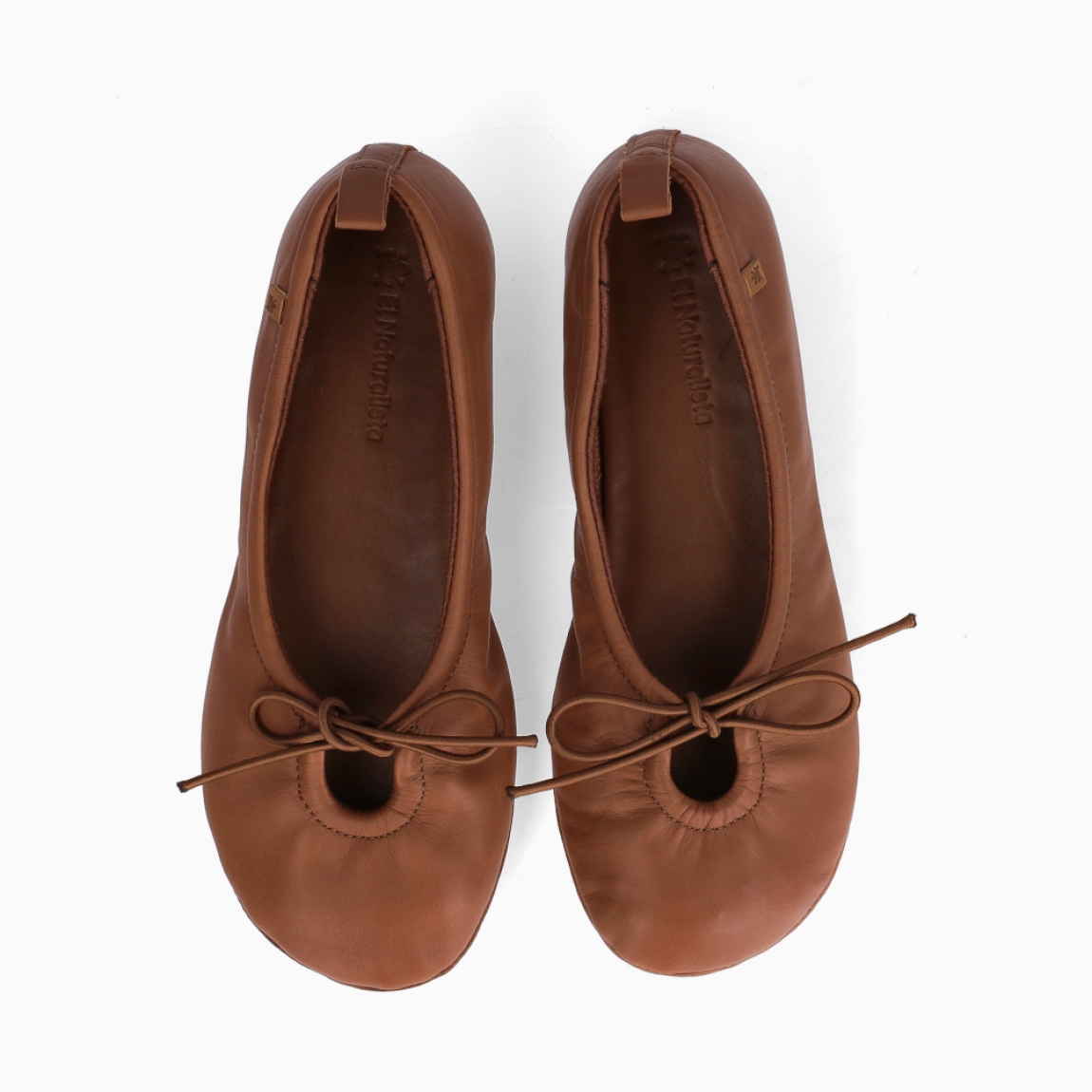 Sabrinas de la marca El Naturalista, modelo PAOLA. Elaboradas en piel color cuero con abertura en la pala y cordones en lazo. Interior en piel color cuero con plantilla acolchada para máxima comodidad. Suela plana de goma. Estas sabrinas El Naturalista PAOLA son un complemento ideal, que brinda una experiencia barefoot con un diseño básico y duradero. No te puede faltar en el armario esta temporada!