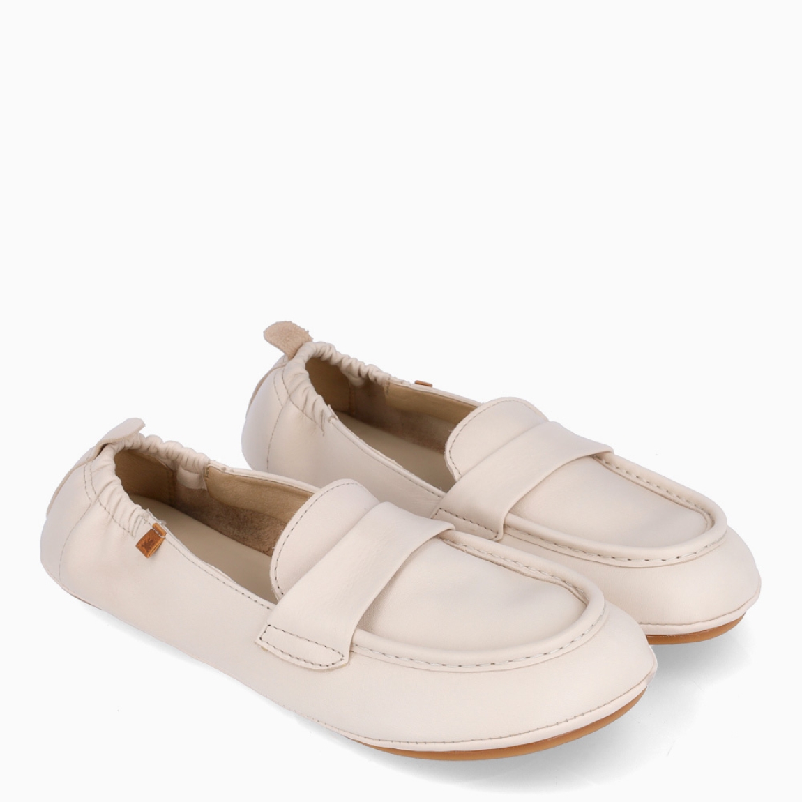 Mocasines de la marca El Naturalista, modelo ZOE. Elaborados en piel con textura lisa y color blanco. Mocasines con talón corruigado. Interior en piel color blanco con plantilla acolchada para máxima comodidad. Suela plana de goma. Estos mocasines El Naturalista ZOE son un complemento ideal, que brinda una experiencia barefoot con un diseño básico y duradero. No te puede faltar en el armario esta temporada!