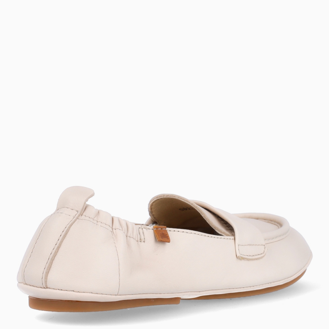 Mocasines de la marca El Naturalista, modelo ZOE. Elaborados en piel con textura lisa y color blanco. Mocasines con talón corruigado. Interior en piel color blanco con plantilla acolchada para máxima comodidad. Suela plana de goma. Estos mocasines El Naturalista ZOE son un complemento ideal, que brinda una experiencia barefoot con un diseño básico y duradero. No te puede faltar en el armario esta temporada!