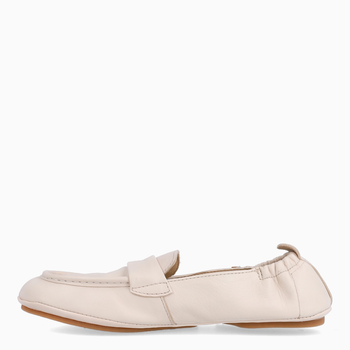 Mocasines de la marca El Naturalista, modelo ZOE. Elaborados en piel con textura lisa y color blanco. Mocasines con talón corruigado. Interior en piel color blanco con plantilla acolchada para máxima comodidad. Suela plana de goma. Estos mocasines El Naturalista ZOE son un complemento ideal, que brinda una experiencia barefoot con un diseño básico y duradero. No te puede faltar en el armario esta temporada!