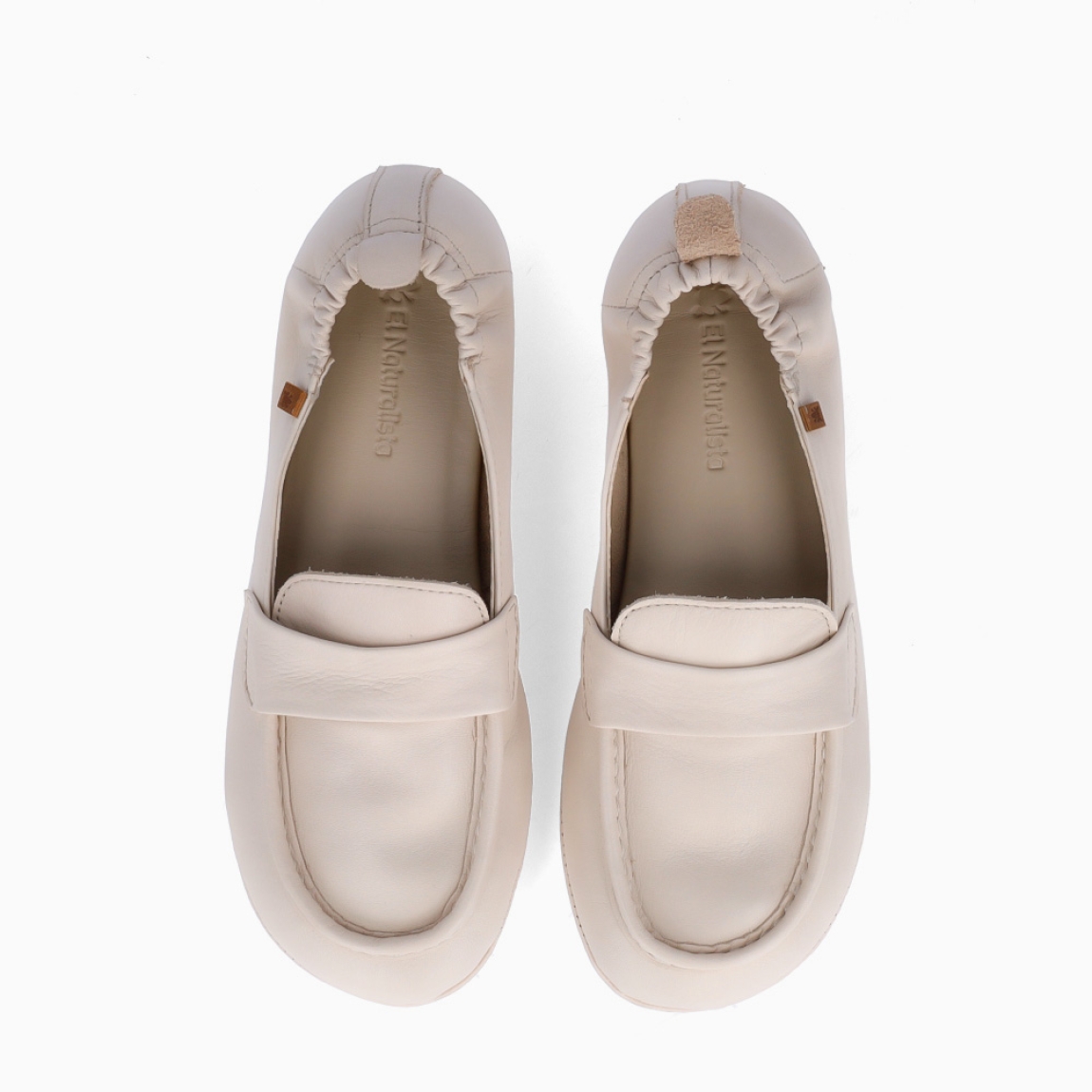 Mocasines de la marca El Naturalista, modelo ZOE. Elaborados en piel con textura lisa y color blanco. Mocasines con talón corruigado. Interior en piel color blanco con plantilla acolchada para máxima comodidad. Suela plana de goma. Estos mocasines El Naturalista ZOE son un complemento ideal, que brinda una experiencia barefoot con un diseño básico y duradero. No te puede faltar en el armario esta temporada!