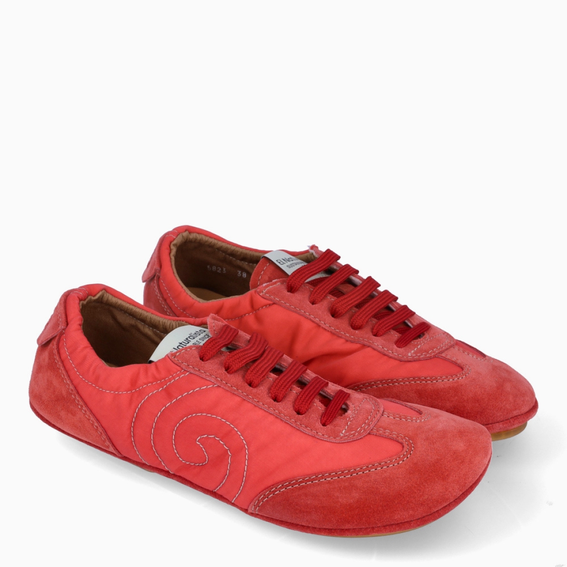 Deportivas de la marca El Naturalista, modelo RODRI. Deportivas elaboradas en naylon color coral con detalle de logo en parte exterior y detalle en ante. Interior en piel. Cierre de deportivas El Naturalista con cordones y suela de goma plana. Estas deportivas El Naturalista RODRI tiene un diseño ligero y flexible que ofrece una experiencia barefoot con cada movimiento! Ideal para tu día a día!
