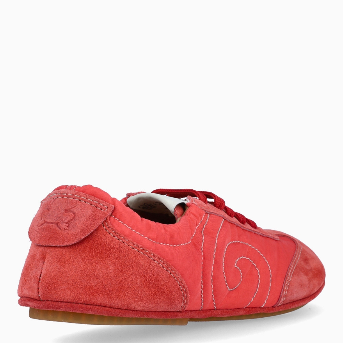 Deportivas de la marca El Naturalista, modelo RODRI. Deportivas elaboradas en naylon color coral con detalle de logo en parte exterior y detalle en ante. Interior en piel. Cierre de deportivas El Naturalista con cordones y suela de goma plana. Estas deportivas El Naturalista RODRI tiene un diseño ligero y flexible que ofrece una experiencia barefoot con cada movimiento! Ideal para tu día a día!