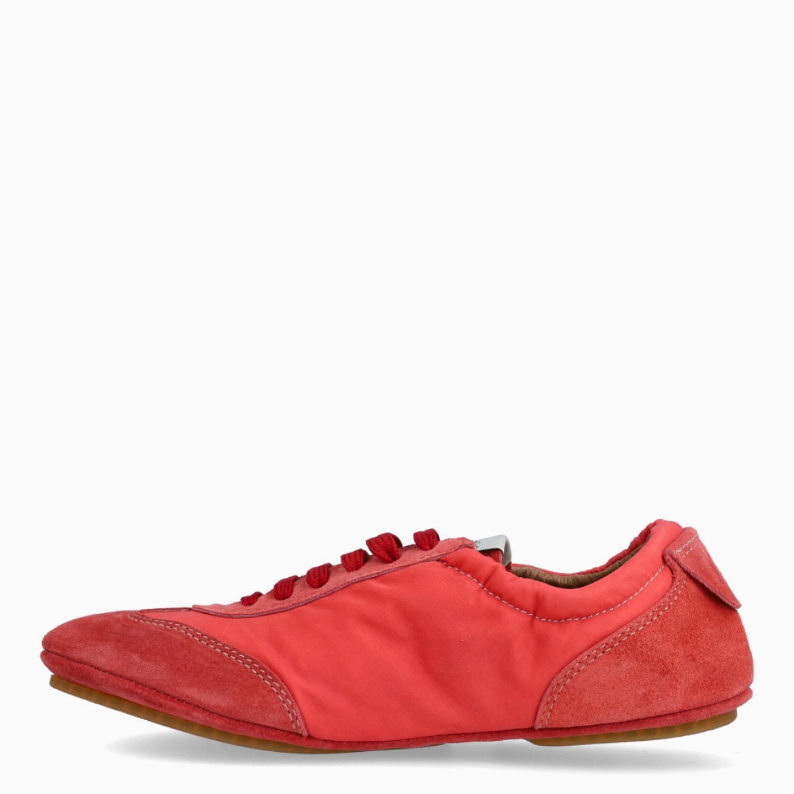 Deportivas de la marca El Naturalista, modelo RODRI. Deportivas elaboradas en naylon color coral con detalle de logo en parte exterior y detalle en ante. Interior en piel. Cierre de deportivas El Naturalista con cordones y suela de goma plana. Estas deportivas El Naturalista RODRI tiene un diseño ligero y flexible que ofrece una experiencia barefoot con cada movimiento! Ideal para tu día a día!