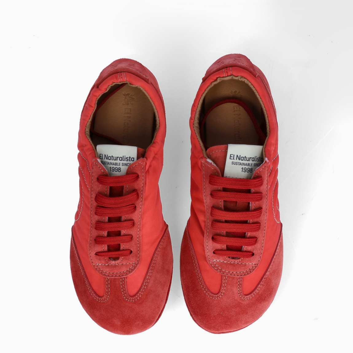 Deportivas de la marca El Naturalista, modelo RODRI. Deportivas elaboradas en naylon color coral con detalle de logo en parte exterior y detalle en ante. Interior en piel. Cierre de deportivas El Naturalista con cordones y suela de goma plana. Estas deportivas El Naturalista RODRI tiene un diseño ligero y flexible que ofrece una experiencia barefoot con cada movimiento! Ideal para tu día a día!