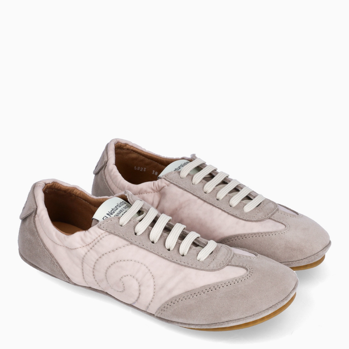Deportivas de la marca El Naturalista, modelo RODRI. Deportivas elaboradas en naylon color taupe con detalle de logo en parte exterior y detalle en ante. Interior en piel. Cierre de deportivas El Naturalista con cordones y suela de goma plana. Estas deportivas El Naturalista RODRI tiene un diseño ligero y flexible que ofrece una experiencia barefoot con cada movimiento! Ideal para tu día a día!