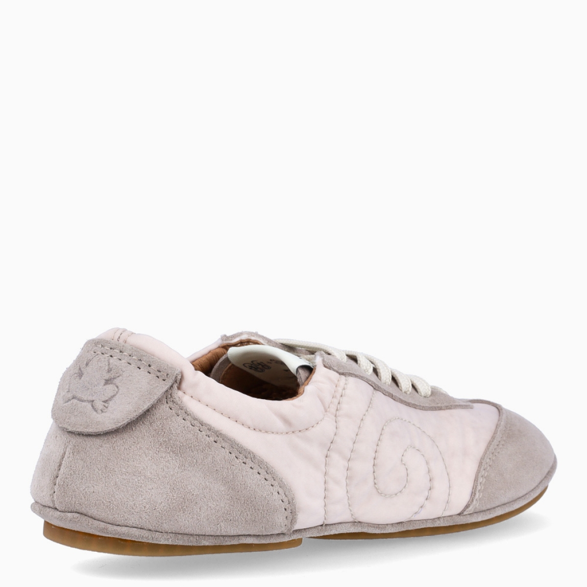 Deportivas de la marca El Naturalista, modelo RODRI. Deportivas elaboradas en naylon color taupe con detalle de logo en parte exterior y detalle en ante. Interior en piel. Cierre de deportivas El Naturalista con cordones y suela de goma plana. Estas deportivas El Naturalista RODRI tiene un diseño ligero y flexible que ofrece una experiencia barefoot con cada movimiento! Ideal para tu día a día!