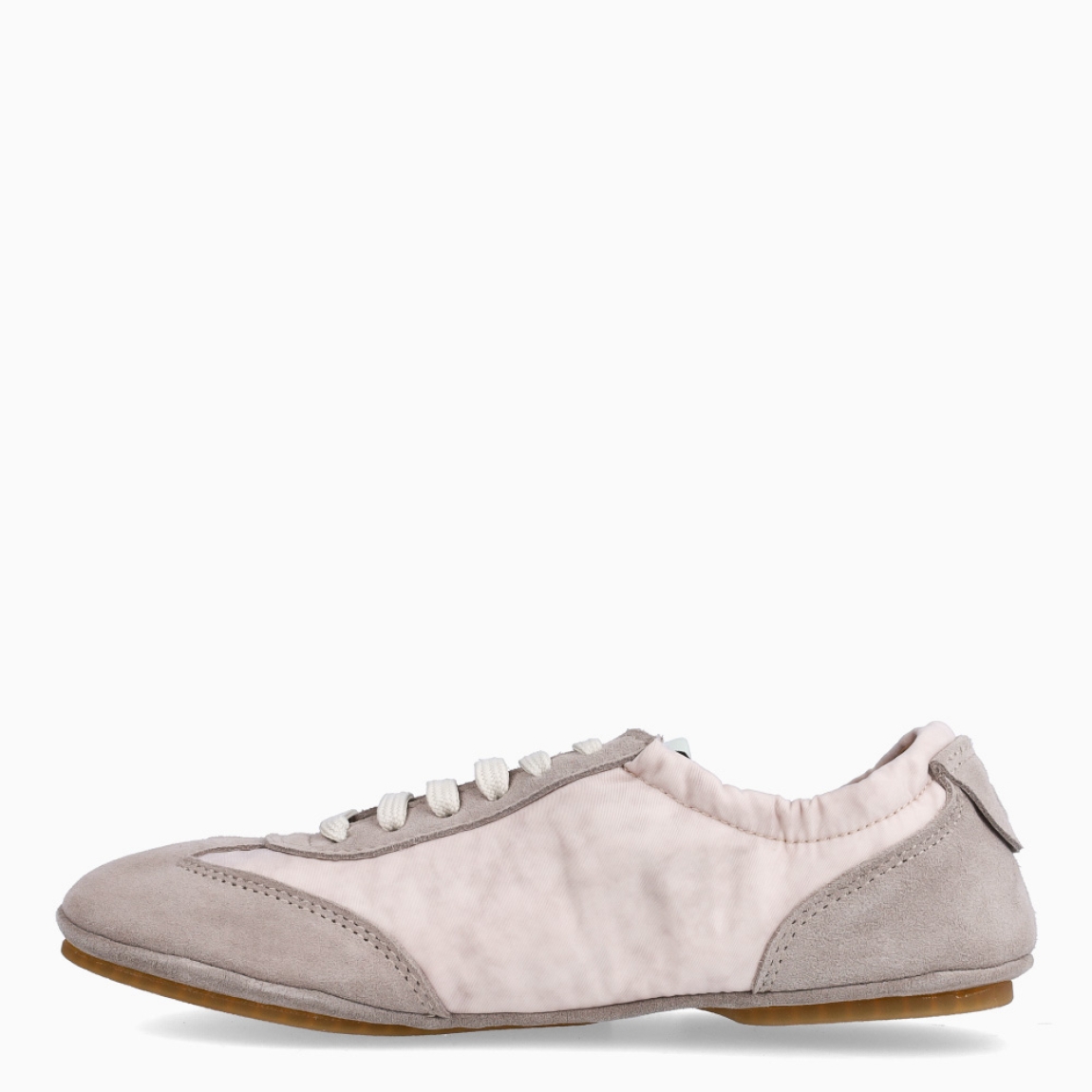 Deportivas de la marca El Naturalista, modelo RODRI. Deportivas elaboradas en naylon color taupe con detalle de logo en parte exterior y detalle en ante. Interior en piel. Cierre de deportivas El Naturalista con cordones y suela de goma plana. Estas deportivas El Naturalista RODRI tiene un diseño ligero y flexible que ofrece una experiencia barefoot con cada movimiento! Ideal para tu día a día!