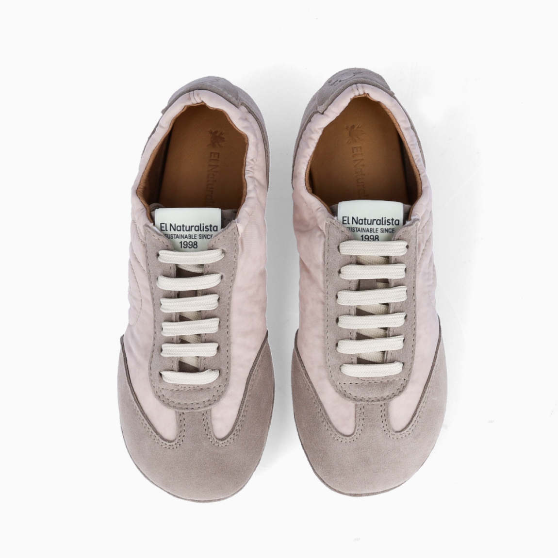 Deportivas de la marca El Naturalista, modelo RODRI. Deportivas elaboradas en naylon color taupe con detalle de logo en parte exterior y detalle en ante. Interior en piel. Cierre de deportivas El Naturalista con cordones y suela de goma plana. Estas deportivas El Naturalista RODRI tiene un diseño ligero y flexible que ofrece una experiencia barefoot con cada movimiento! Ideal para tu día a día!