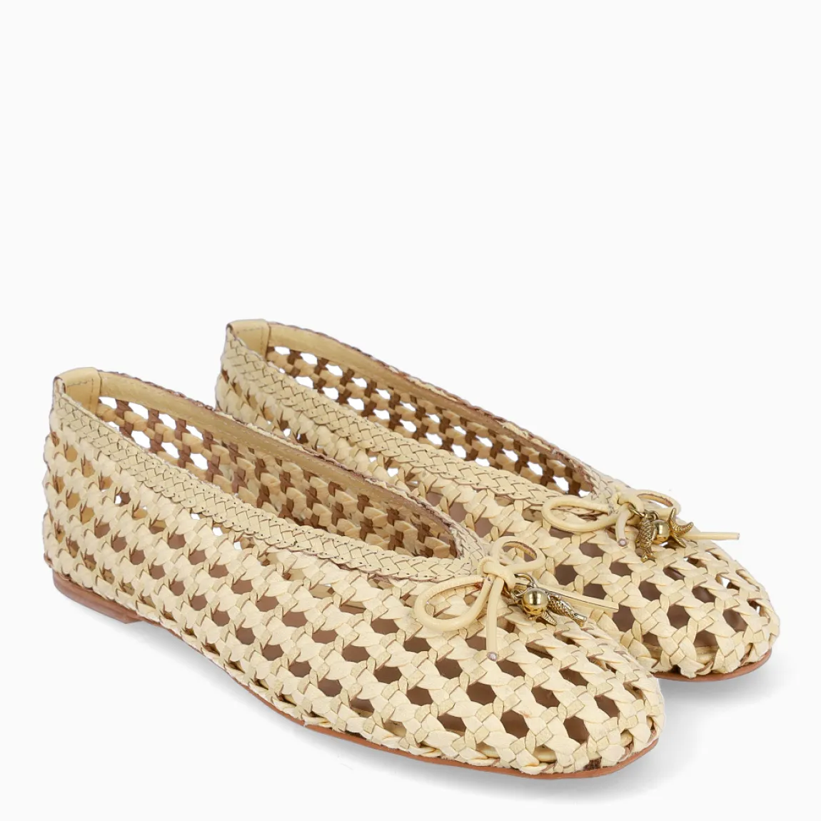 Merceditas de la marca Inuovo, modelo BRUNELLA. Exterior elaborada en piel trenzada color amarillo con punta redonda con detalle de lazo y charms colgantes en dorado. Interior en piel nude. Merceditas Inuovo con suela plana. Estas merceditas Inuovo BRUNELLA son ideales para llevar esta temporada! su comodidad, ligereza y estilo las hacen únicas!