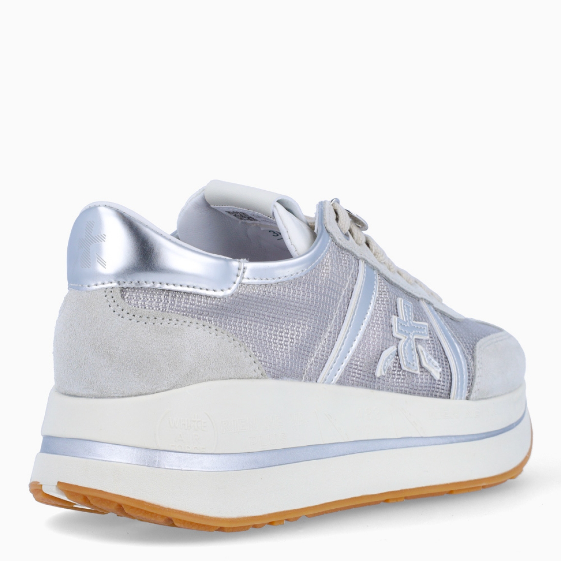 Deportiva de la marca Premiata, modelo Bethcoin. Exterior de la deportiva en rejilla color plata con detalles en ante. Interior de la deportiva de piel de color blanco. Cierre de la deportiva con cordones. Suela de la deportiva de goma con 3cm de plataforma. Deportiva con plantilla extraíble acolchada para garantizar la máxima comodidad a cada paso. La deportiva Bethcoin de Premiata es la evolución de los modelos Conny y Beth, fusionados en una nueva versión ideal para marcar estilo.