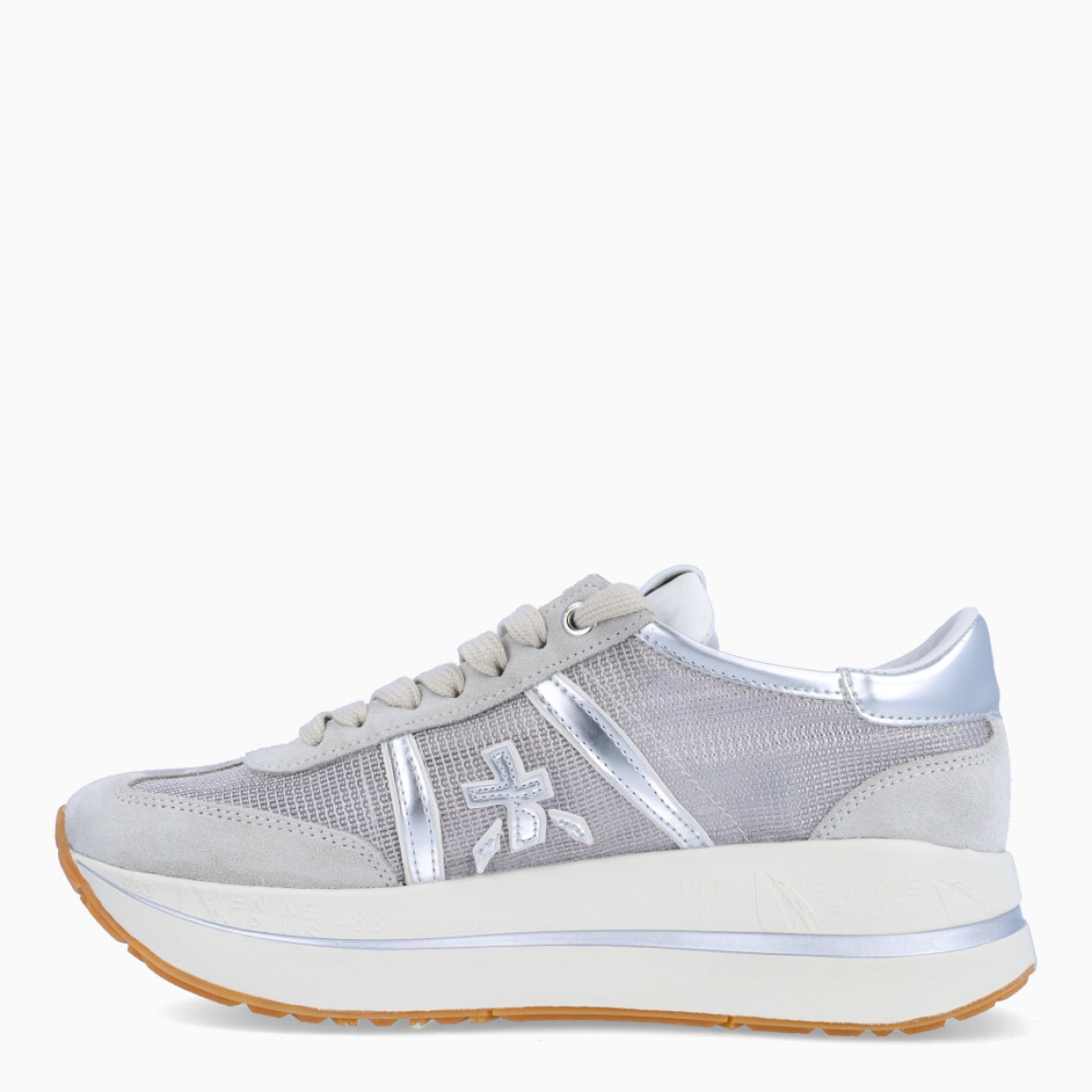 Deportiva de la marca Premiata, modelo Bethcoin. Exterior de la deportiva en rejilla color plata con detalles en ante. Interior de la deportiva de piel de color blanco. Cierre de la deportiva con cordones. Suela de la deportiva de goma con 3cm de plataforma. Deportiva con plantilla extraíble acolchada para garantizar la máxima comodidad a cada paso. La deportiva Bethcoin de Premiata es la evolución de los modelos Conny y Beth, fusionados en una nueva versión ideal para marcar estilo.