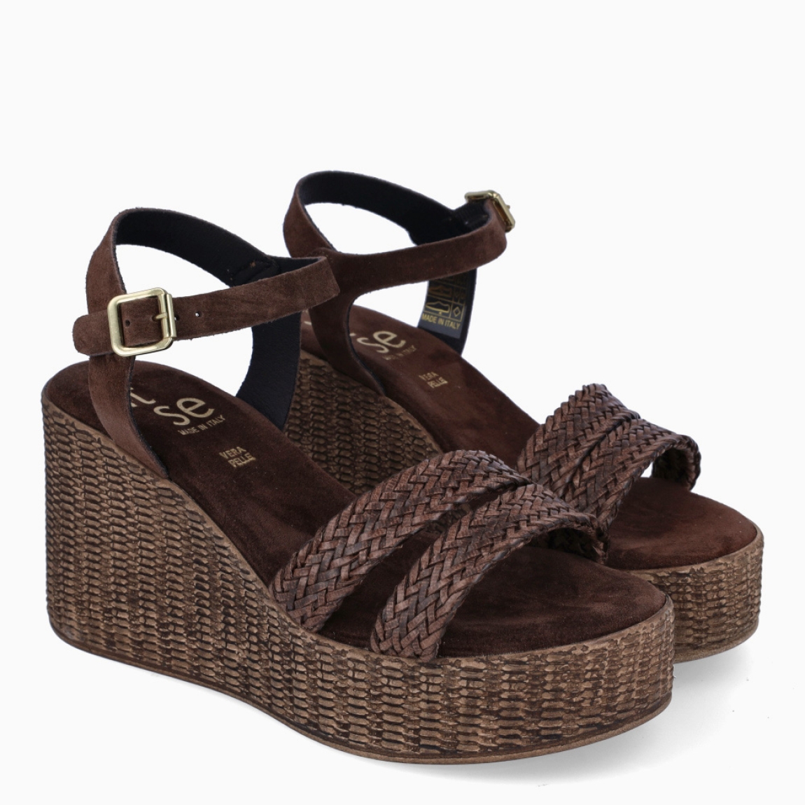 Sandalias de la marca Itse, modelo LYSA. Elaboradas en rafia trenzada color marrón. Interior en ante color marrón. Cierre de sandalias Itse con hebilla en tobillo y suela alta con cuña de 8cm de altura. Estas sandalias Itse LYSA son ideales en comodidad y estilo!