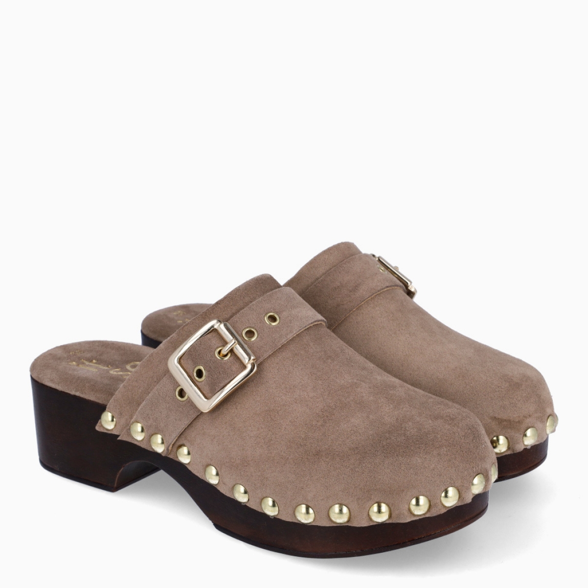 Zuecos de la marca Itse, modelo IVETTE. Zuecos elaborados en ante color gris con detalle de tachuelas y hebilla en pala. Interior en ante. Suela con tacón de 4cm de altura. Estos zuecos Itse IVETTE son un complemento ideal para llevar en el día a día!