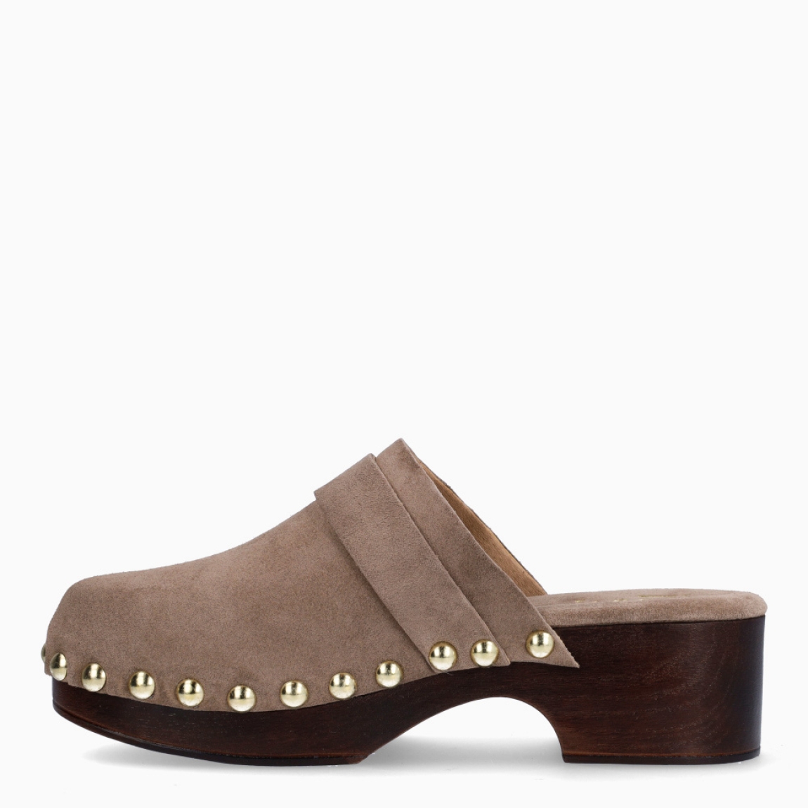 Zuecos de la marca Itse, modelo IVETTE. Zuecos elaborados en ante color gris con detalle de tachuelas y hebilla en pala. Interior en ante. Suela con tacón de 4cm de altura. Estos zuecos Itse IVETTE son un complemento ideal para llevar en el día a día!