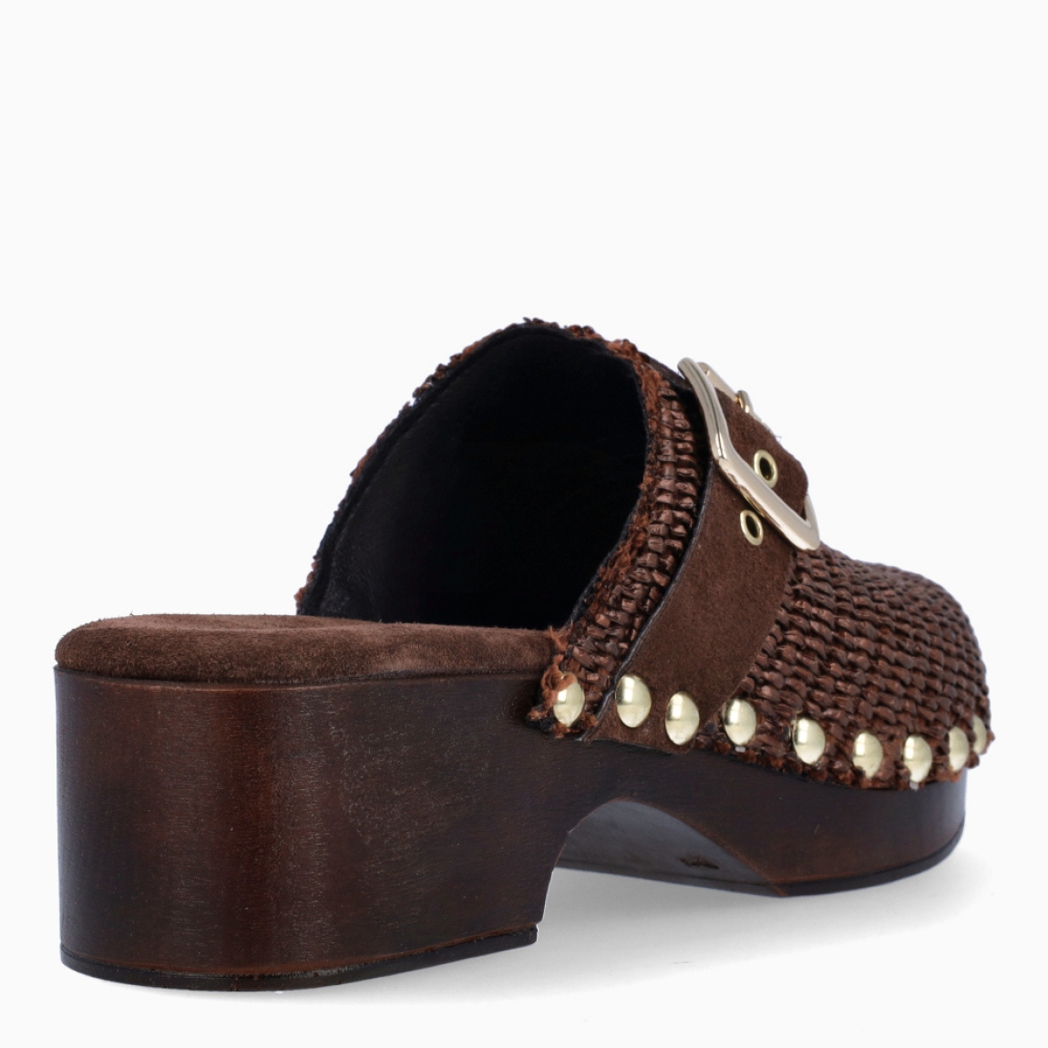 Zuecos de la marca Itse, modelo IVETTE. Zuecos elaborados en rafia trenzada color marrón oscuro con detalle de tachuelas y hebilla en pala. Interior en ante. Suela con tacón de 4cm de altura. Estos zuecos Itse IVETTE son un complemento ideal para llevar en el día a día!