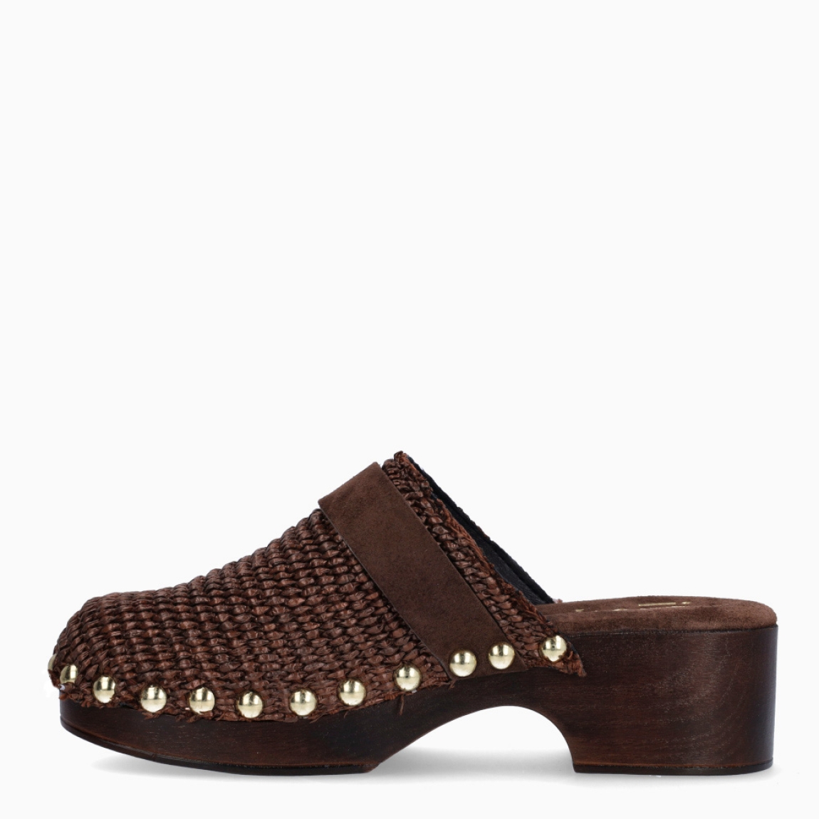 Zuecos de la marca Itse, modelo IVETTE. Zuecos elaborados en rafia trenzada color marrón oscuro con detalle de tachuelas y hebilla en pala. Interior en ante. Suela con tacón de 4cm de altura. Estos zuecos Itse IVETTE son un complemento ideal para llevar en el día a día!