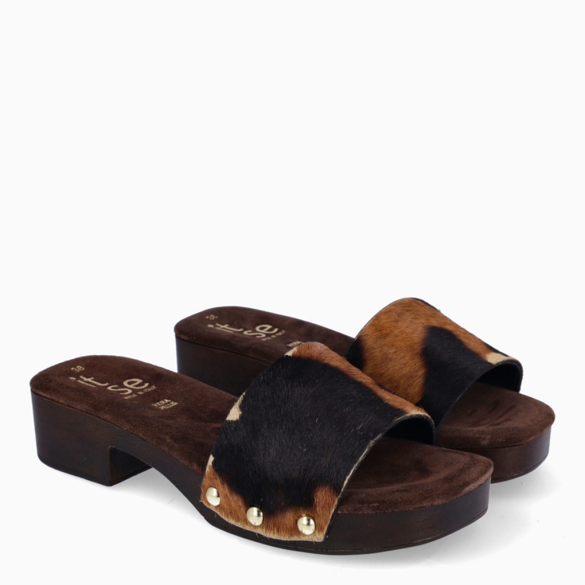 Sandalias de la marca Itse, modelo YSSEL. Elaboradas en piel potro con estampado animal en pala. Interior en ante color marrón oscuro. Suela con tacón de 4cm de altura. Estas sandalias Itse YSSEL son un complemento ideal en comodidad y estilo!
