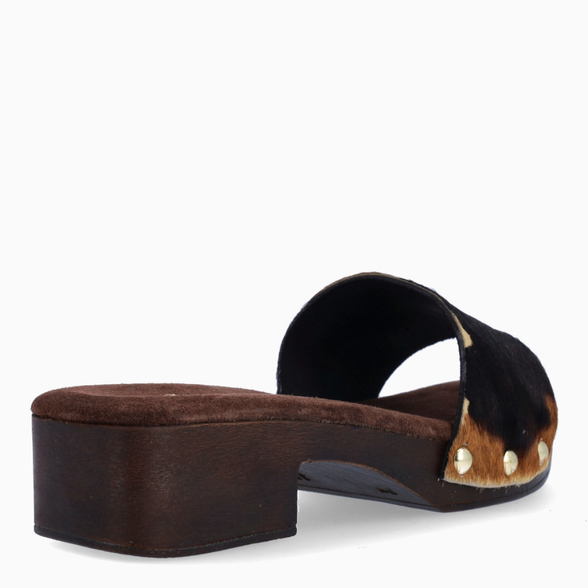 Sandalias de la marca Itse, modelo YSSEL. Elaboradas en piel potro con estampado animal en pala. Interior en ante color marrón oscuro. Suela con tacón de 4cm de altura. Estas sandalias Itse YSSEL son un complemento ideal en comodidad y estilo!